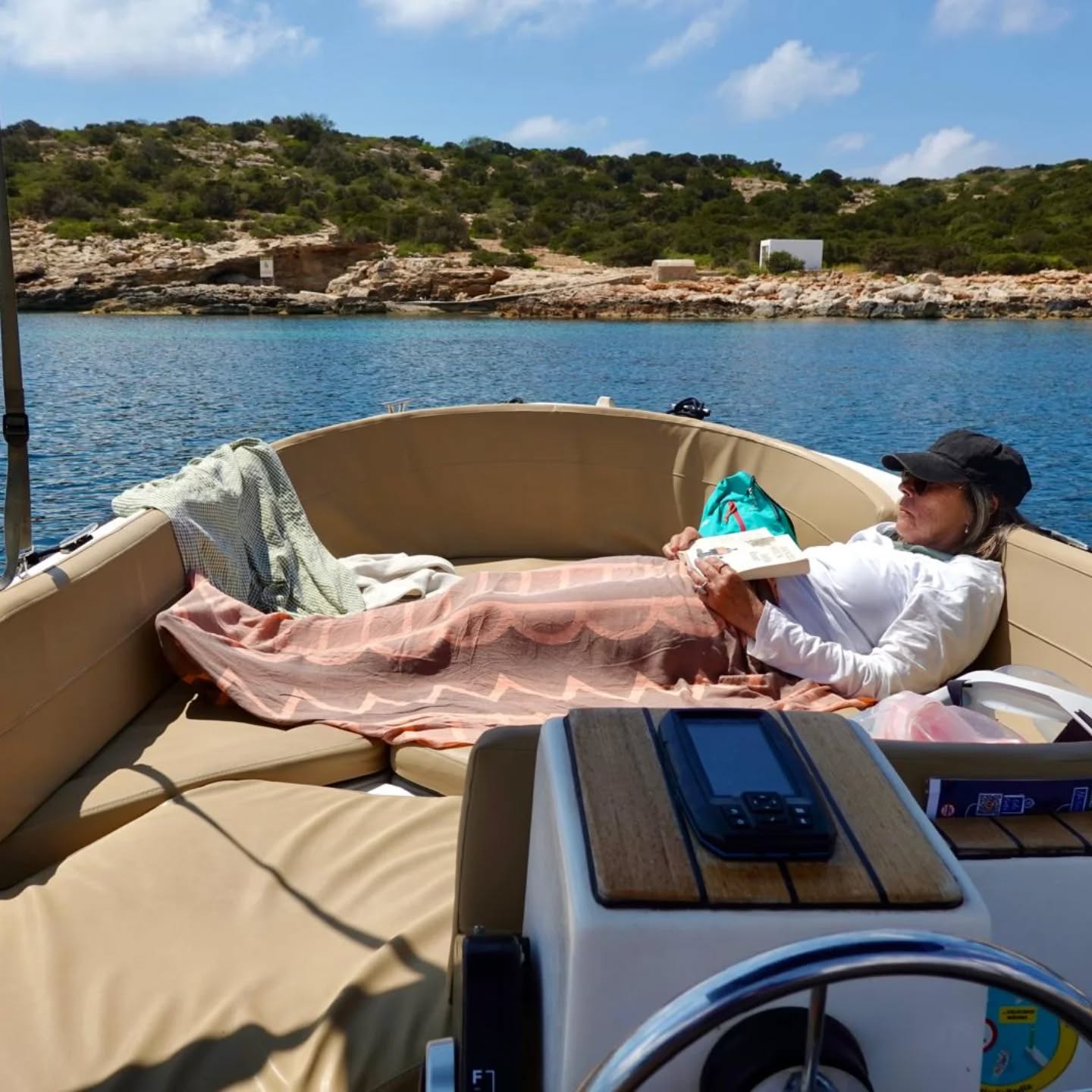 ¡IBIZA, la isla del tesoro! Y desde el mar, no existe mejor paisaje alejado de la tierra firme.
?¡Relax absoluto! Disfruta de la comodidad de nuestros solariums mientras tomas el sol leyendo tu lectura preferida.
⛵ ¡Haz que sea tu momento! Mira el mar, siente el vaivén del barco y deleitea una bebida refrescante...EXTRAORDINARIO.
♥️ Contacta con nosotros y relajate saboreando la experiencia.
___________________________________
?IBIZA, the treasure island! And from the sea, there is no better landscape away from the mainland.
? Absolute relaxation! Enjoy the comfort of our solariums while the sun gives you reading your favorite book.
⛵It is your moment! Look at the sea, feel the sway of the boat and enjoy a good drink...EXTRAORDINARY.
♥️ Contact us and you relax deeply savoring the experience.
#calabassa #ibizaboatservice #daydreamboatsibiza #ibiza #enjoyibizaboats #sunsetboatsiiza #boathireibiza #sunsetboatsibiza #enjoyibizaboats #boatrentalibiza #calacompte #explore #viveibiza