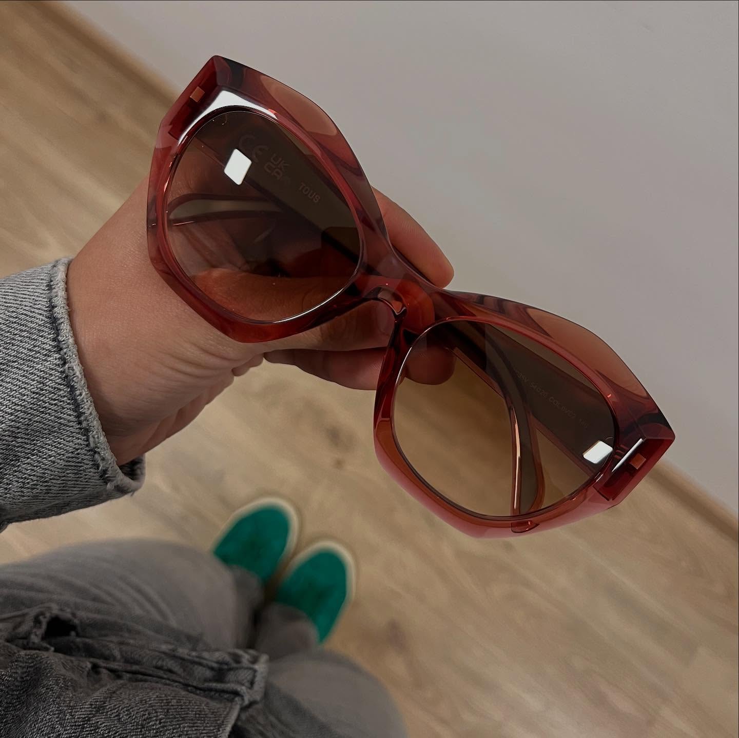 ¿Qué estilo va más con vos en una tarde de terraza al sol?
El sol brilla ☀️, el café está servido ☕… pero lo que marca la diferencia son tus lentes ?️.
A) Elegancia clásica con marcos oscuros ⚫
B) Toque moderno con colores y diseños atrevidos ?
Comentá con A o B y contanos por qué elegirías ese estilo ✍️
¡Queremos saber cuál es tu look ideal para disfrutar al sol!
#EstiloALaVista #GafasDeSol ? #ÓpticaModerna #SolYEstilo #LentesConActitud