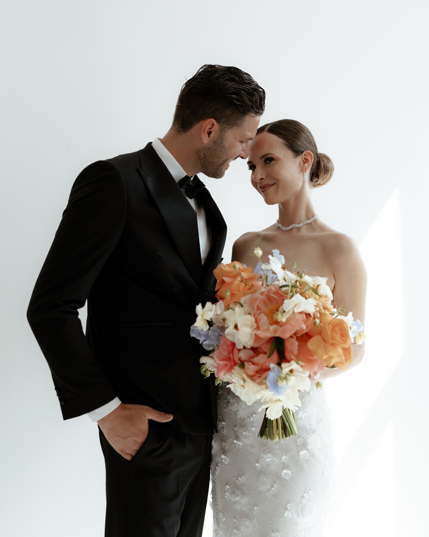 ? White but colorful ?
Für mich ist immer ein Plan B wichtig. Was tun wenn es regnet ? After Wedding, Indoor Shooting oder Studio.
Ja tatsächlich gibt es so viele Möglichkeiten die man nehmen könnte.
Das sprechen wir natürlich vorab richtig gut durch ? damit ihr euch an euren besonderen Tag keine Sorgen machen braucht.
„Garden Tale“ Portfolio Day 2025
Planung & Konzept:
@rnweddings_
@asliigraphy
@ninetynine.moments
Location:
@blankundraum
Brautmode:
@diamonddresses.augsburg
Dekoration & Floristik:
@somebosque
Papeterie:
@hochzeitspapeterie.z
MUA:
@bowofrose
Hairstylist:
@hairstudio.m.art.in
Traurednerin:
@traumfaenger_traureden
Models:
@modelcouple_bavaria
#hochzeit #wedding #weddingvibes #standesamtlichetrauung#kirchlichetrauung#hochzeitskleid#hochzeitsstraus#blumen#landsbergamlech#augsburg #schwabmünchen #münchen #Allgäu #deutschland #germany #hochzeitslocation #bavaria#bride#braut#freietrauung#untermeitingen