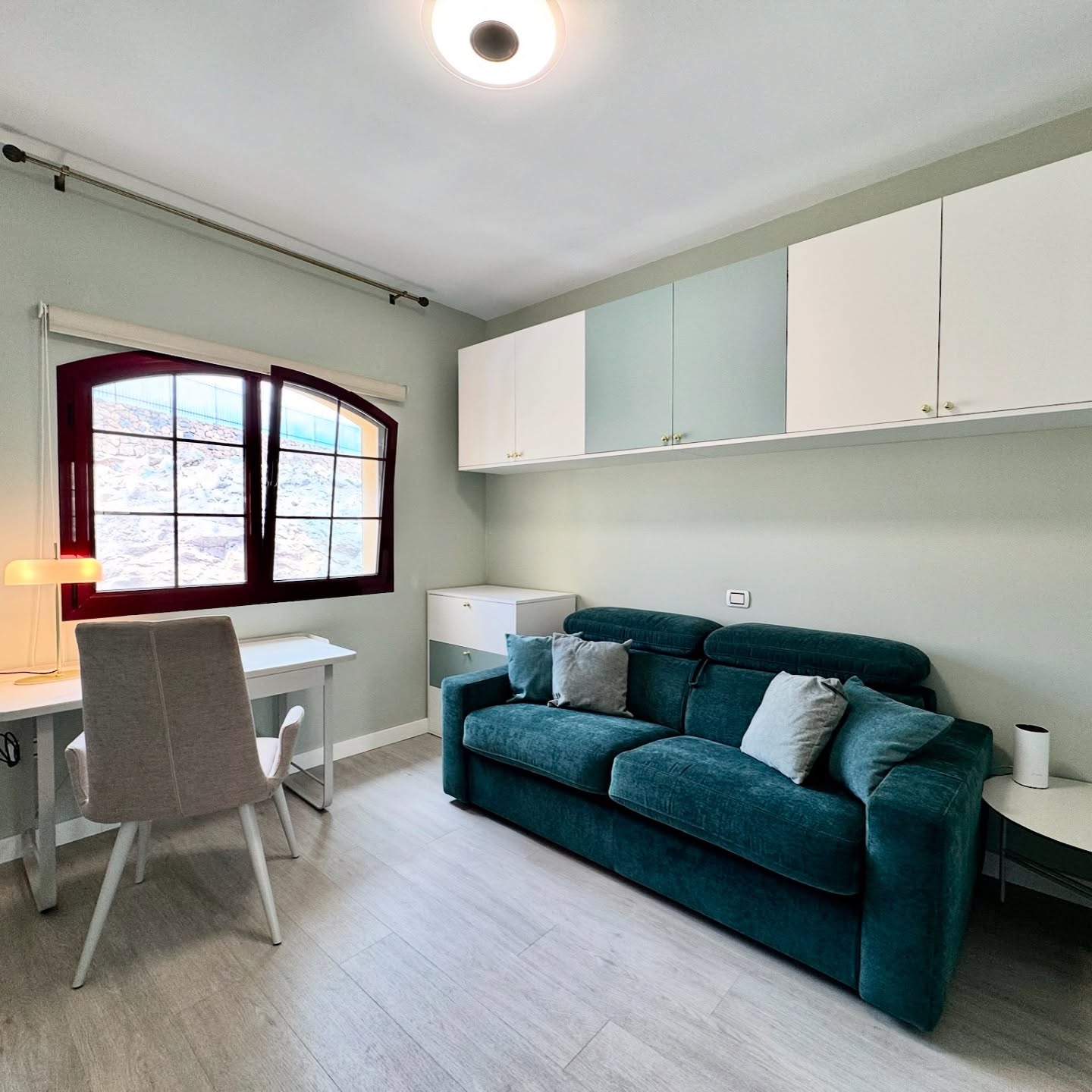 De cuarto olvidado… a rincón inolvidable - Este espacio comenzó como un cuarto de plancha sin alma ni función clara. Hoy, es una habitación multifuncional donde reina la calma y el estilo: perfecta para recibir invitados puntuales o trabajar con inspiración.
Los tonos verdosos suaves envuelven el ambiente en una atmósfera relajante, mientras los detalles dorados aportan ese toque de elegancia discreta que transforma lo cotidiano en especial. Cada rincón fue pensado para equilibrar funcionalidad y belleza.
Este proyecto es un ejemplo de cómo el interiorismo puede darle nueva vida a los espacios olvidados. Descubre más transformaciones con alma en @paralelo28design
#interiorismo #habitaciontransformada #homeofficeconestilo #invitadosconclase #diseñointeriores #antesydespues #decoracionmoderna #coloresrelajantes #toquesdorado #espaciosquemotivan @moblesnacher @aromasdelcampo @aerreitalia @vetalov_carpinteros