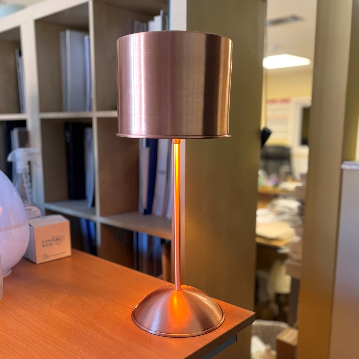 The spinning on this brushed copper table lamp resembles a top hat, its details truly stand out when lit.
#lightingdesign
#bespokelighting
#lightingmanufacturer
#UKManufacturing
#hotellighting
#leisurelighting
#interiordesign
#hospitalityindustry
#restaurantlighting