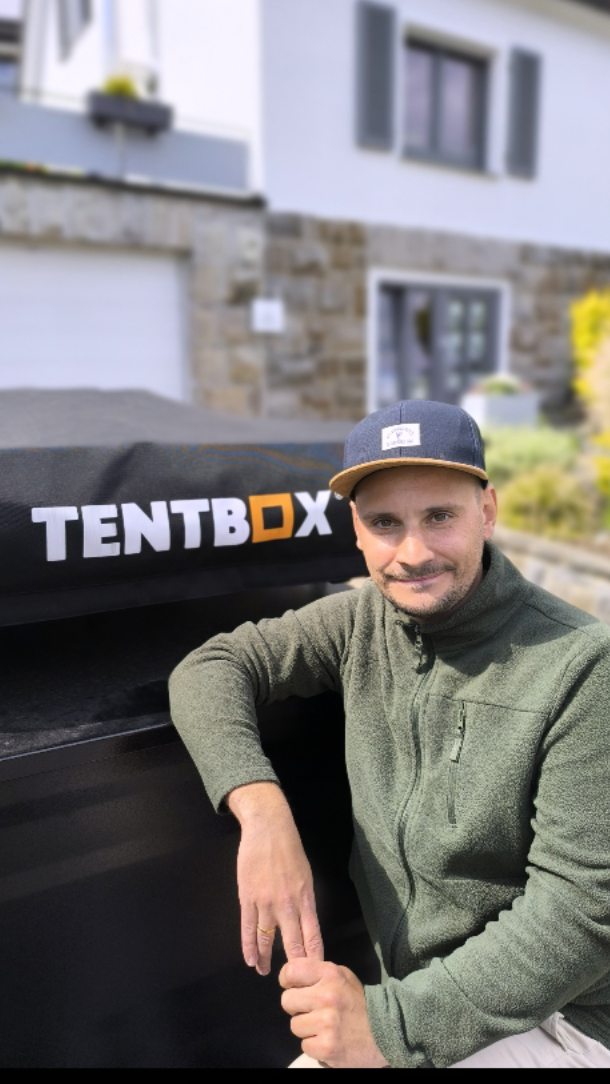*Ein Samstag bei Dachzelt Sauerland ❤️*
Heute war wieder richtig was los bei uns – viele tolle Gespräche, viele neue Zelt-Fans! ? Besonders gefreut hat uns der Besuch eines Kunden aus *Luxemburg* – wie schön, dass ihr den Weg zu uns findet! ??
Wir wünschen allen neuen Tentbox-Besitzern ganz viel Spaß mit ihren Zelten und unvergessliche Abenteuer! ?️?
Du willst auch eine ehrliche Beratung und echte Hilfe rund ums Dachzelt? Dann *melde dich gern bei uns* – wir nehmen uns *Zeit für dich*!
? *Kauf lokal statt online – persönlich, nah & mit Leidenschaft.*
Grüße vom ganzen *Dachzelt Sauerland Team*! ✌️
#DachzeltSauerland #Tentbox #CampingLiebe #BeratungMitHerz #SupportLocal #AbenteuerRuft #DachzeltLuxemburg #Zeltliebe