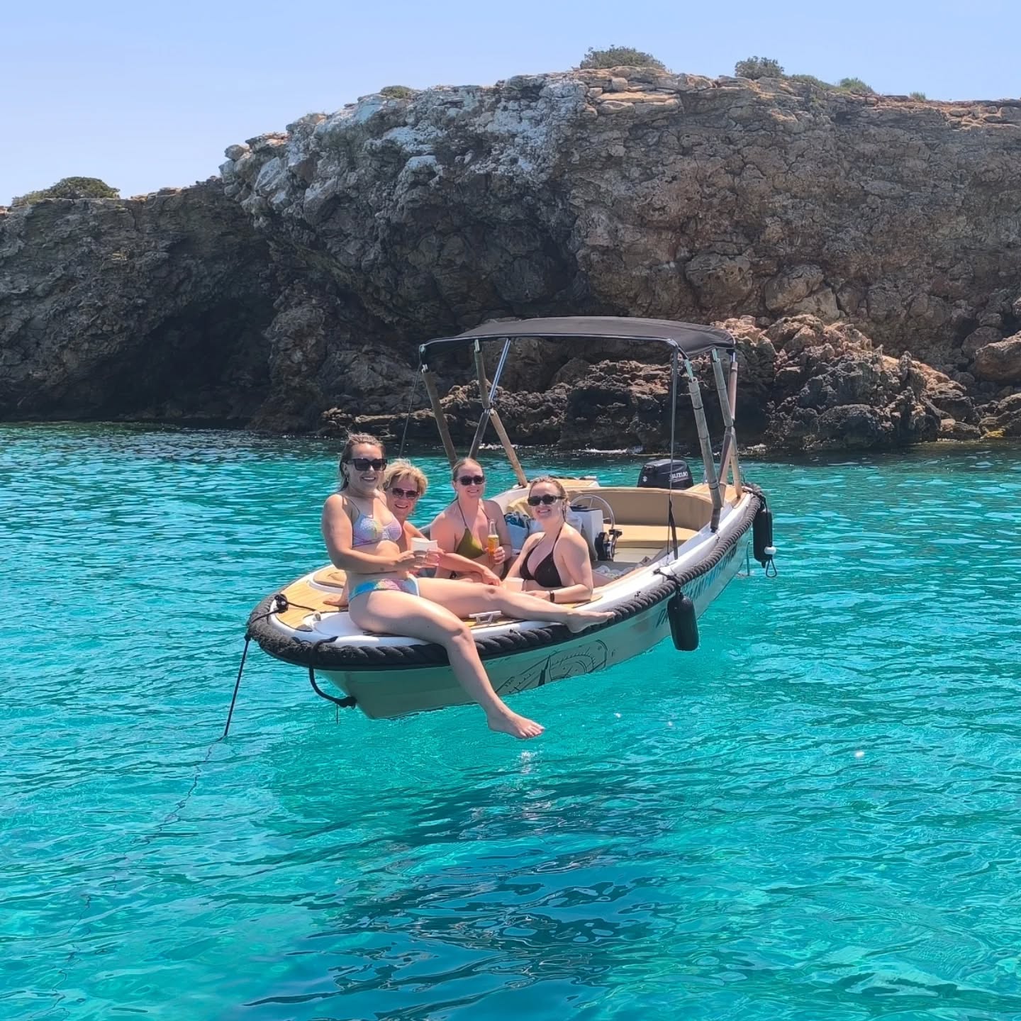 ¡Día de chicas en FAMILIA! Ibiza, barquito, calas preciosas y momentos para vivir dos veces.
☕ ¡Salidas en barco similares a un café express! Tours por la isla que te activan, despejan y te cargan de energía... súper reconfortante.
✨ Para muchos un placer pequeño que marca el comienzo del día. ¡CAMARERO marchando un espresso!
♥️ Familia gracias por todo, muy guay conoceros...
------------------------------------
? Girls' FAMILY day! Ibiza, little boat, beautiful beaches and moments to live.
☕ Boat trips that feel like an espresso! Tours around the island that activate you, clear your mind and charge you with energy... super comforting.
✨ For many a small pleasure that marks the beginning of the day. WAITER give me a coffee!
♥️ Family thank you for everything, very nice to meet you...
#calabassa #ibizaboatservice #daydreamboatsibiza #ibiza #enjoyibizaboats #sunsetboatsiiza #boathireibiza #sunsetboatsibiza #enjoyibizaboats #boatrentalibiza #calacompte #explore #viveibiza#baleares #sealifestyle #sealifecameras #sealife #sealovers#islanders #ibizabeach #islasbaleares#eivissa#brutalibizaboats #experienciabrutal#seaventures #sailaway #summervive #waterscape #spainibiza #springcleaning#calaescondida