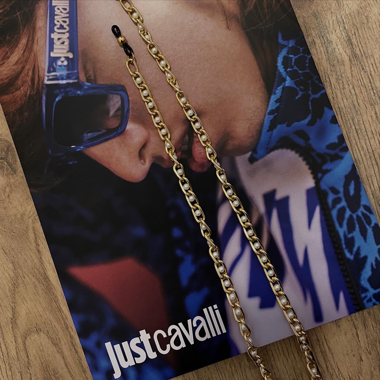 ✨ Dale un giro fashion a tu look con los cordones de gafas más trendy del momento ✨
¿Quién dijo que lo práctico no puede ser también un accesorio top? ? Estos cordones combinan cadenas chunky, colores vibrantes y pañuelos con estampados únicos para elevar cualquier outfit al siguiente nivel.
Perfectos para tus gafas de sol o de vista, y lo mejor: ¡no pasarás desapercibidx! ?
? Detalles que marcan la diferencia
? Estilo, color y mucha actitud
? Imprescindibles esta temporada
¿Te atreves a usarlos? ?
#FashionAccessories #Tendencias2025 #CordonesDeGafas #StyleDetails #EyewearFashion