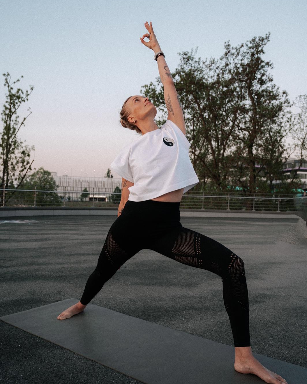 ?HORMONBALANCE
Workshop mit @naturheilpraxis_weyh
Wechseljahre? Erschöpfung?
Es wird Zeit, dich selbst wieder ins Gleichgewicht zu bringen.
Du spürst, dass sich etwas verändert – hormonell, körperlich, emotional.
Vielleicht schläfst du schlechter, fühlst dich schneller erschöpft oder einfach „nicht mehr ganz du selbst“?
Dann ist dieser Workshop für dich.
Am 20. Juli 2025 in Würzburg (ALOHA) tauchen wir gemeinsam in das Thema Hormonbalance ein:
mit Hormonyoga nach Dinah Rodrigues, Vagus-Übungen, naturheilkundlichen Impulsen, ätherischen Ölen und einem klaren Fokus auf Wechseljahre und Nebennierenerschöpfung.
Du musst nichts können, nur neugierig sein.
3,5 Stunden Raum für dich – zum Verstehen, Spüren und Stärken.
Dein Körper spricht.
Dieser Workshop hilft dir, wieder zuzuhören.
49 € | Mehr Infos & Anmeldung: www.lindaweyh.com
~~~~~~~~~
#hormonbalance
#hormonyoga
#wechseljahre
#midlifeyoga
#yogafürfrauen
#yogainwürzburg
#achtsamkeitfürfrauen
#vagusnerv
#nebennierenerschöpfung
#yogatherapie
#frauenbalance
#naturheilimpulse
#ätherischeöle
#alohayogawürzburg
#lindaweyh
#achtsamleben
#pausefürdich
#frauengesundheit
#hormonellesgleichgewicht
#juliadüster