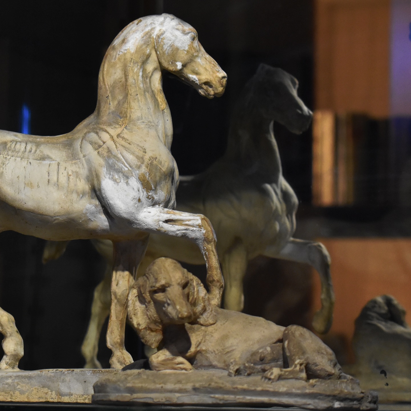 Quelques sculptures de nos collections ?
Le saviez-vous ? Rosa Bonheur aurait pu devenir une sculptrice, et être en quelques sortes la Camille Claudel des animaux ?
Elle a toujours étudié et pratiqué la sculpture afin de sentir les muscles des animaux sous des doigts. D’abord elle exposait ses œuvres au Salon, puis se retire pour les garder comme modèles d’étude. Son petit-frère Isidore se spécialise dans la sculpture, elle ne veut pas lui faire de l’ombre dans ce domaine !
Cela ne l’a pas empêché de modeler des animaux, comme la petite tête de chien en cire, qui mesure à peine 4 centimètres de longueur ! C’est un objet très précieux et rare…
Mais elle a aussi collectionné des modèles de plâtre, comme le cheval écorché d’après Géricault, ou encore le chien couché et l’isard de Pierre-Jules Mêne.
En plus de minuscules sculptures, elle a notamment réalisé cet énorme chien braque, ou cette tête de lionne que nous avons découverte au fond du grenier…
Vous connaissiez ces sculptures ?
#rosabonheur #camilleclaudel #sculpture #femmeartiste #pierrejulesmene #gericault #lionne #animal #animalsculpture