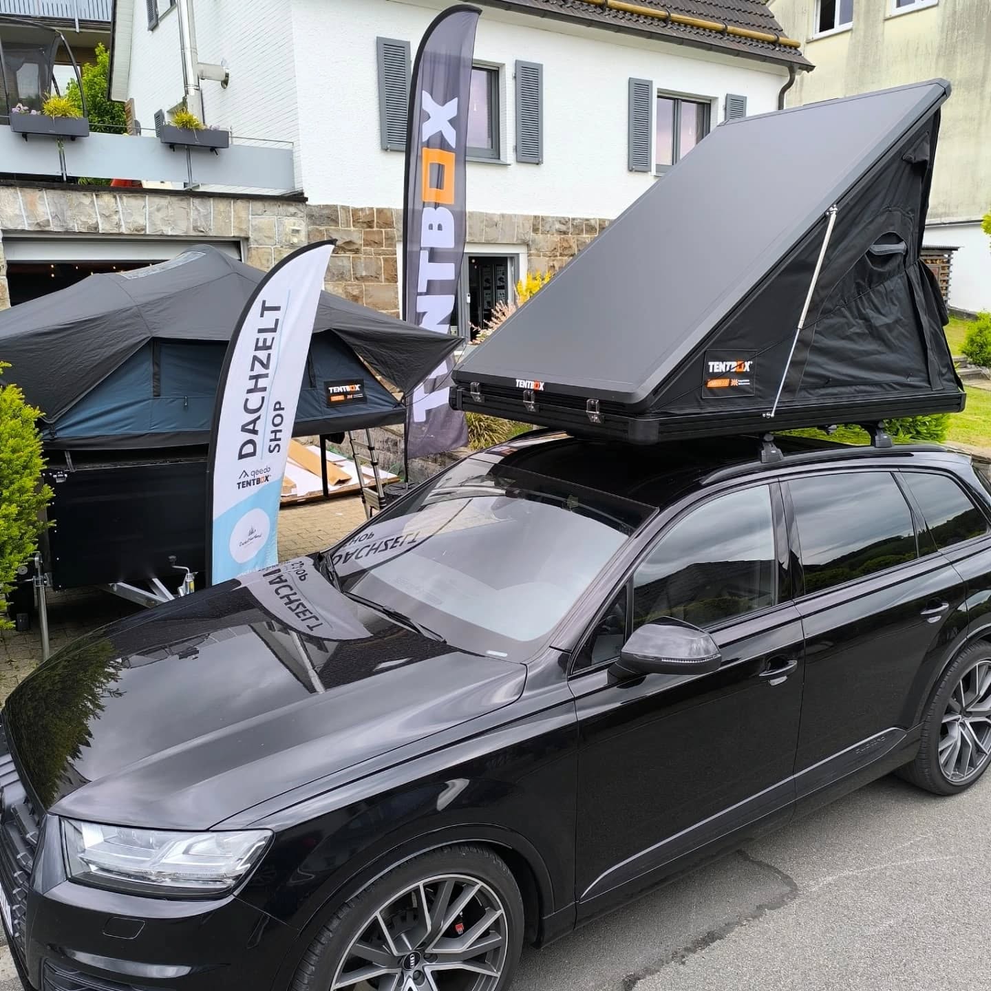 ALL BLACK! ?
Unser *Tentbox Cargo* in Schwarz ist bei unseren *SUV-Fahrern extrem beliebt* – kein Wunder:
✔️ Einfacher Auf- und Abbau
✔️ Top Qualität
✔️ Erweiterbar mit Zubehör* – wie z. B. unsere praktische *Markise* für Sonne & Regen ☀️?️
Eine richtig starke Kombi für alle, die unterwegs flexibel und stylisch bleiben wollen! ?
Viel Spaß mit deinem neuen Tentbox Zelt – wir freuen uns, euch auf euren Abenteuern zu begleiten! ?
#DachzeltSauerland #TentboxCargo #AllBlackLook #SUVCamping #OutdoorAbenteuer #CampingKombi #ZubehörLiebe #TentboxFamily