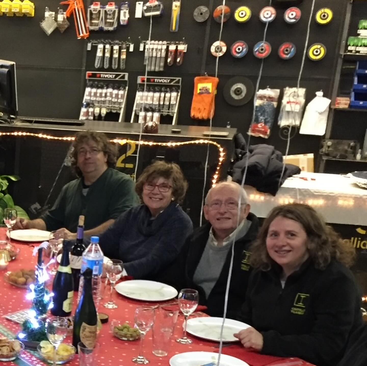 Fidel Castells Jorba. 01/01/1938 - 25/04/2025. Aquest missatge avui va per tu pare: un missatge d’agraïment per tot el que has aportat a l’empresa durant tots aquests anys. Mil gràcies!
Perquè l’empresa avui és la que és gràcies al teu esforç, a la teva constància, a la teva bondat, a la teva estratègia i visió empresarial, als milers d’hores dedicades i a no defallir mai. I a la teva manera de saber-me acompanyar i ensenyar aquest ofici perquè en pogués prendre el relleu. Gràcies, gràcies, gràcies. Ara que ja fa un mes que vas emprendre el darrer viatge…miro enrere i sento anyorança per les hores compartides, taula a taula, els consells rebuts i aquella mirada amable que assentia les meves passes com a gerent: confiança plena en mi, que tot just començava. Sempre recordaré com em vas ensenyar, des dels sentits, a olorar l’empresa: així fent un gest amb els dits (tot fent-los petar) em deies: -no és tan difícil ! Però jo t’havia observat i et sentia el neguit intern quan les coses anaven maldades, i després et tornava a observar i ja et veia somrient i amable refent números i mirant la vida amb optimisme. Això és escola! Quina saviesa, pare. Doncs per tot això i més vull deixar constància aquí d’aquest agraïment infinit a tot el que has fet per nosaltres. Ja veus, ho he fet discret. Tal com tu voldries. Ho he dit fluixet però sentit. Tal com penso que t’agradaria. Brindem per tu tal i com ho vas fer tu per nosaltres. I seguim aquí, vivint el ferro amb passió! T’estimem per sempre. Gràcies.