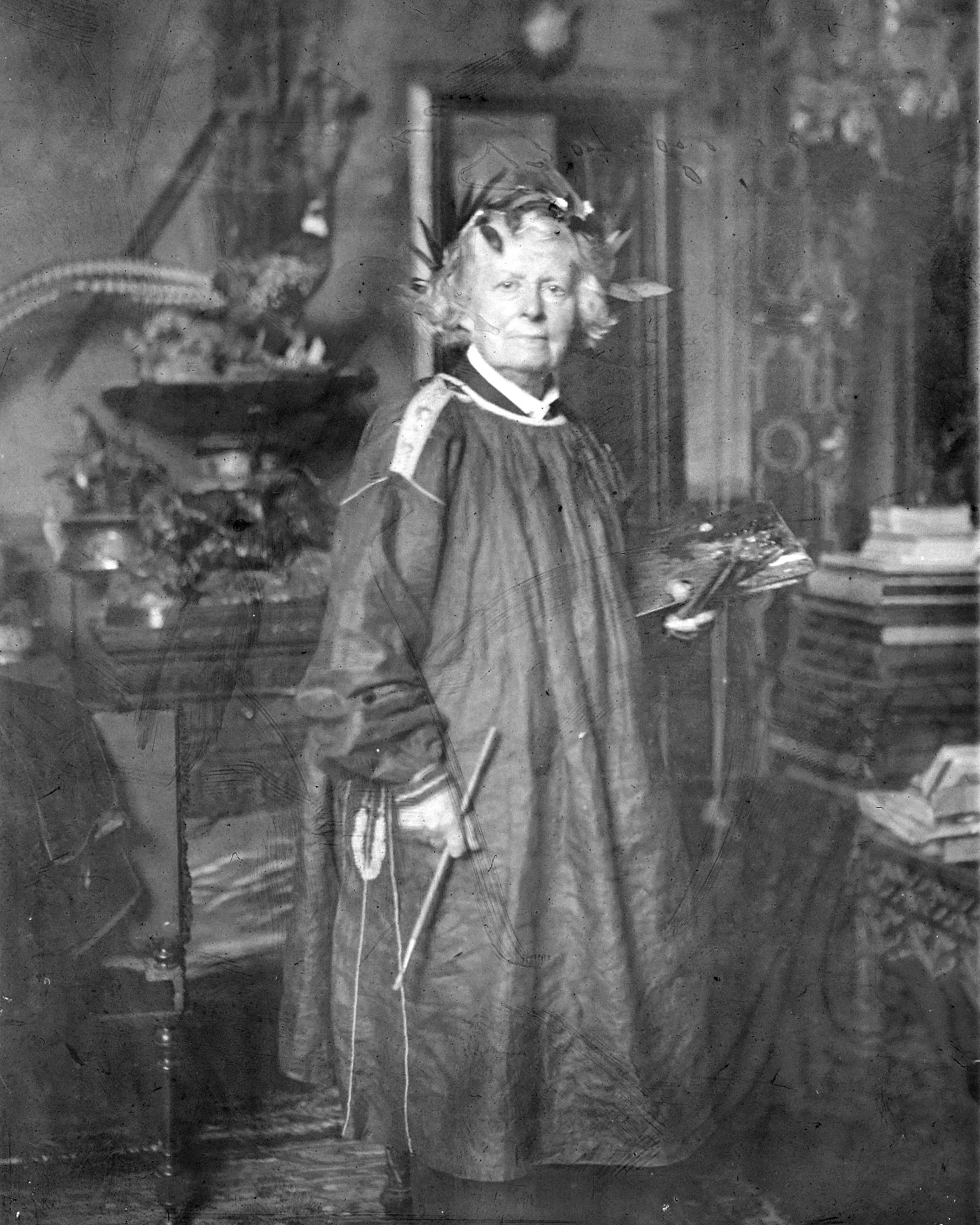 Ce jour là, le 25 mai 1899, Rosa Bonheur quittait la terre, espérant retrouver l’âme de sa mère Sophie Bonheur et Nathalie Micas.
Voici quelques mots d’Anna Klumpke, légataire universelle de Rosa Bonheur, qui lui rendit hommage dans l’avant-propos de sa biographie :
« Après avoir été une admiratrice fervente de Rosa Bonheur, les circonstances de ma vie, et quelque secret destin sans doute, m’ont rendue la compagne de ses derniers jours, et la confidente de ses suprêmes pensées.
Par là j’ai contracté le pieux devoir de faire connaître, d’après ses propres récits, la vie de la femme illustre que je n’ai cessé de pleurer.
Sa carrière fut longue et bien remplie ; un rayon de gloire l’illumina, et le jour funeste qui en marqua le terme fut déploré dans sa patrie, aussi bien que par delà les frontières et les océans, par tous ceux qui ont le culte de la nature, de l’art et de la beauté.
Du moins son souvenir n’est-il pas près de s’éteindre : les belles œuvres qu’elle a laissées et qu’une admiration unanime a répandues un peu sur tous les continents, lui sont un sûr garant de vivre dans la mémoire de la postérité.
De son vivant même, les biographes ne lui ont pas manqué et des plumes plus expertes que la mienne ont écrit à son sujet des pages pleines de couleur et d’intérêt. Quelque consciencieux talent que d’aucuns y aient déployé, pourquoi Rosa Bonheur refusa-t-elle de se reconnaître pleinement dans le portrait qu’ils ont tracé d’elle ?
Apparemment, parce que leurs auteurs n’avaient pas su pénétrer au plus profond de sa pensée et quelle n’avait jamais pu se résoudre à la leur révéler entière, alors même qu’elle s’efforçait de satisfaire le plus complètement à leur curiosité.
Cette réserve instinctive n’existait pas pour une femme dont l’affection et le dévouement lui étaient acquis, avec laquelle elle se sentait en étroite communion de sentiments. »
#rosabonheur #cejourla #femmeartiste