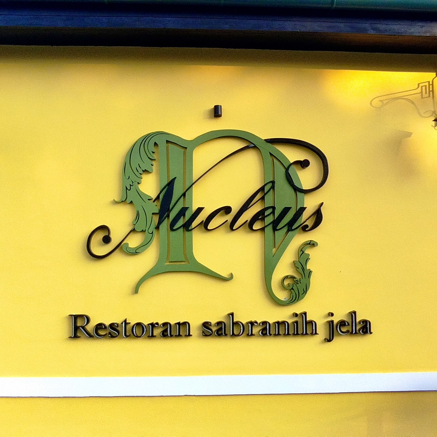 NUCLEUS je jedan poseban restoran gde se svakom detalju posvećuje maksimalna pažnja. Sve u ovom restoranu, od hrane do ambijenta, ima umetnički potpis. Našem ateljeu je ukazana posebna čast da izradimo njihov znak na fasadi sa kojom posetioci iz pravca Novog Sada uspostavljaju prvi vizuelni kontakt. Hvala @nucleus_restoran na poverenju i prilici da naš rad zasija u punom svetlu.
-
#restoran #ugostiteljstvo #ugostiteljstvosrbija #ugostiteljstvonovisad #ugostiteljskaoprema #reklama #fasada #dekoracijafasade #logo #logotype #cnc #cncmachine #foamcutting #foamcuttingmachine #stiropor #stirodur #stirodurreklame #stiroporart #stiroporimena #stiroporslova #stiropordekoracije #dekoracija #dekoracije #dekoracijevencanja #dekoracijaizloga #dekoracijalokala #brendiranje #brendiranjelokala #cncsecenjestiropora