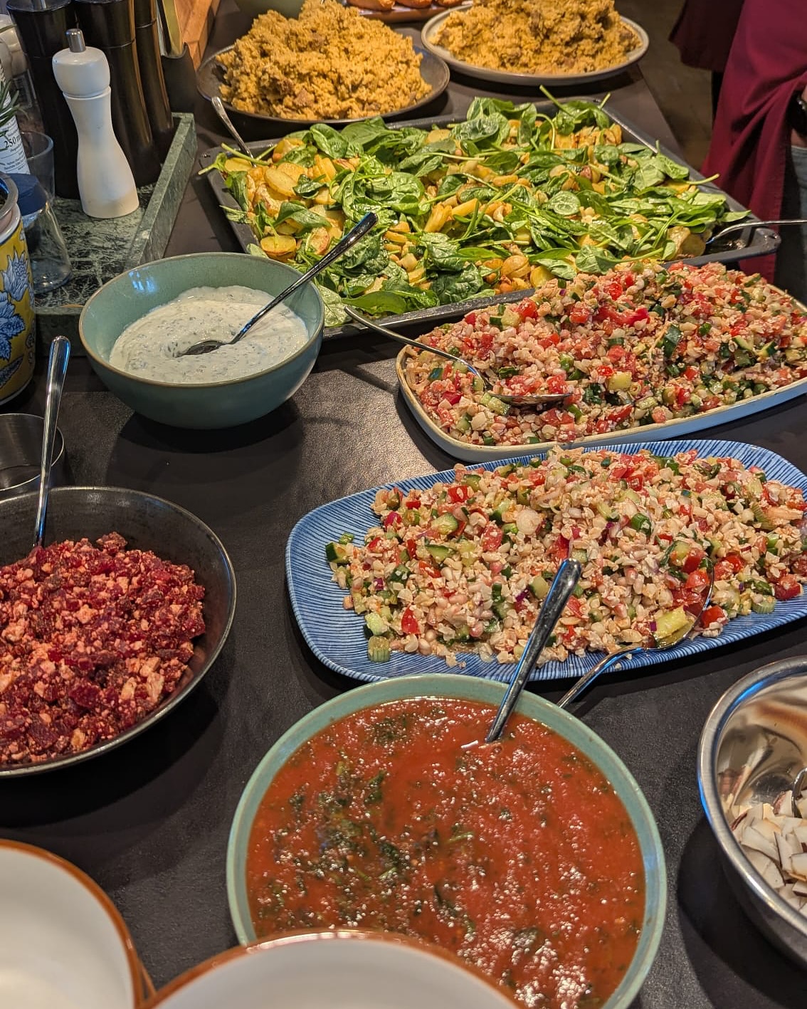 Kochkurse voller Aromen: Indische Küche trifft Steak-Perfektion ????
Am Freitag durften wir eine Reise in die faszinierende Welt der indischen Küche antreten. Koch Florian führte die Kochbegeisterten durch eine bunte Vielfalt an Gewürzen und Aromen, die unsere Sinne verzauberten. Ganz unter dem Motto „Indische Küche - Die bunte Welt der Gewürze“ wurden gemeinsam köstliche Gerichte wie das aromatische Kokos-Fisch-Curry, die knusprigen Samosas und der erfrischende Kachumbari-Tomatensalat zubereitet. Es war eine Freude, die Kochtruppe beim Entdecken und Ausprobieren zu begleiten, während sie die Geheimnisse der indischen Gewürzwelt erforschten. Das gemeinsame Kochen wurde zu einem Fest der Sinne, das noch lange nachwirkt ???
Am Sonntag beim Steak-Kochkurs „Beef is all you need!“ stand der Fokus dann auf saftigem Fleisch und herzhaften Aromen. Florian führte durch einen Kurs voller Leidenschaft für perfekt zubereitetes Steak. Ob Flanksteak, Filet oder Dry Aged Hochrippe – jeder Teilnehmende lernte, wie man das Fleisch zum Glänzen bringt. Dazu gab es köstliche Beilagen wie Zwiebelmarmelade, mexikanische Salsa und das unwiderstehliche Mango-Fudge. Das Ergebnis: Ein Fest für Fleischliebhaber, das die Herzen höherschlagen ließ und die Freude am Grillen und Braten neu entfachte ???
Diese beiden Kurse haben uns erneut gezeigt, wie viel Freude das gemeinsame Kochen bereiten kann. Wir sind dankbar für die inspirierenden Momente, die wir teilen durften, und freuen uns schon auf viele weitere kulinarische Abenteuer mit euch! ?️
Neugierig auf mehr?
?? www.kochschule-sachsen.de
☎️ Tel. 0174 / 2894035
✉️ verkauf@kochschule-sachsen.de
#kochschulesachsen #schlagwitzschmeckt #kochkurs #sachsen #indisch #indischespezialitäten #food #beef #beefitswhatsfordinner #profikoch #3gängemenü