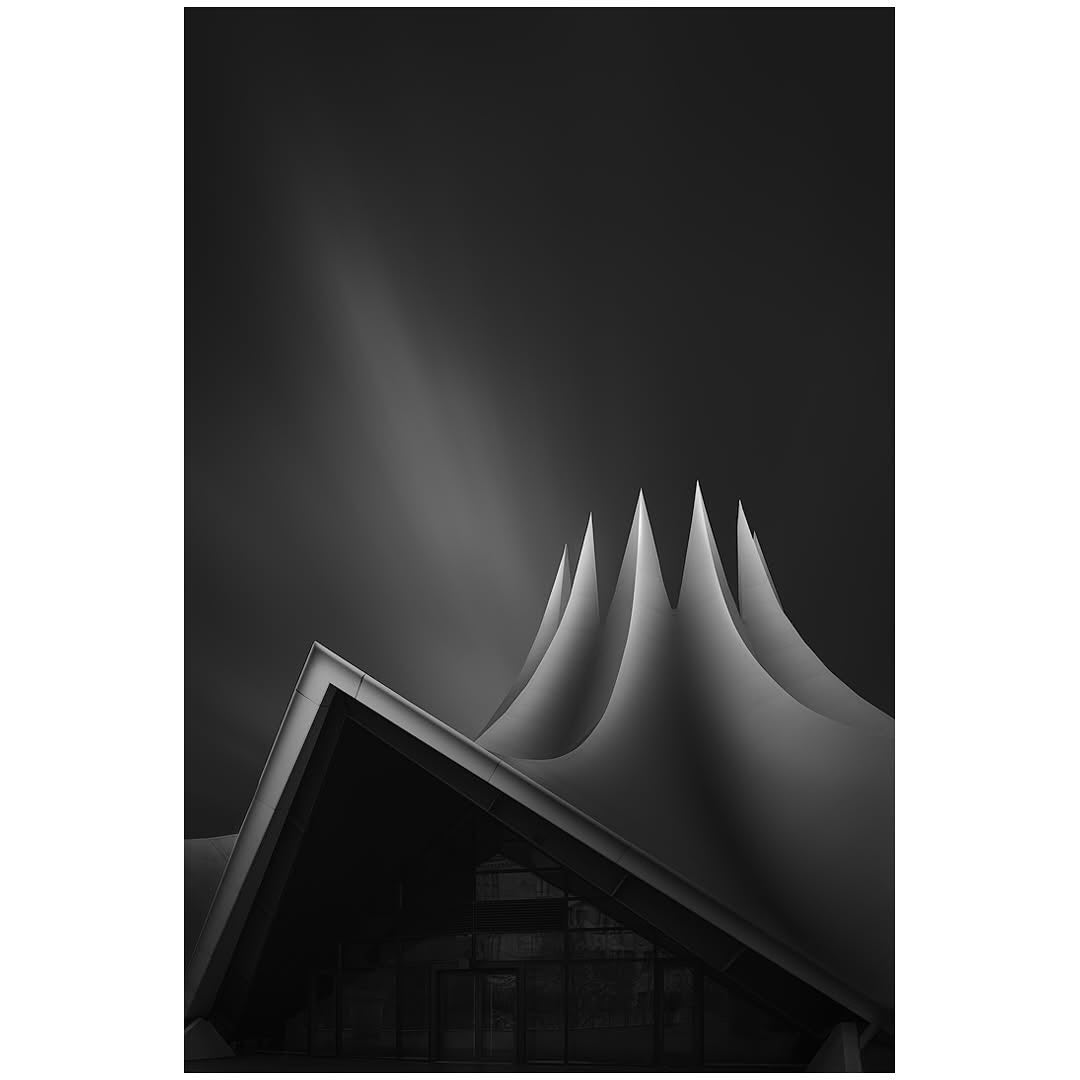 Avec cette photo du Tempodrom de Berlin, @leo.fontanel notre ambassadeur kase, nous plonge dans une vision fine-art de l’architecture urbaine.
Grace à une maîtrise parfaite de la pose longue et à l’utilisation des filtres magnétiques Kase ND1000 et ND8 il parvient à créer une atmosphère épurée, presque intemporelle.
Une belle démonstration de l’impact que peut avoir un bon filtre dans la construction d’une image forte et maîtrisée.
Les filtres ND1000 et ND8 sont inclus dans notre kit KW Révolution Pro (lien en story)
N’oubliez pas de taguer #teamkase pour être repartagé.
📍Berlin, Allemagne
📸 Sony A7RV + Laowa 20mm
🎛️ f/9 • 20mm • 41s •100 ISO
🪟 KW Révolution magnétique • ND1000 + ND8
#teamkase #kasefiltersfrance #kaseglobal #longexposures #cityshot #longexposurephotography