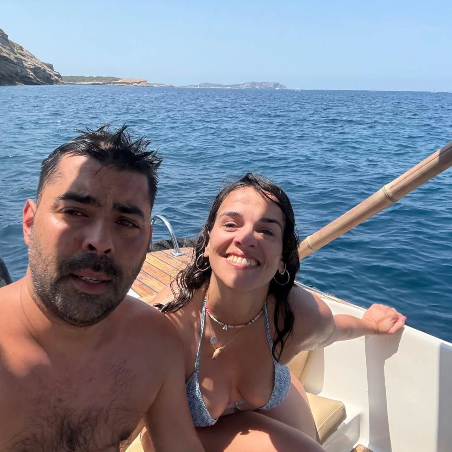 ¡Personas vitamina! Aquellas que se cruzan en tu rutina y te levantan el ánimo con su mezcla especial de cualidades.
✨ ¡Increíble chicos! Gracias por vuestras palabras alentadoras después de vivir la experiencia y valorar nuestra presencia en el trabajo.
? ¡JUNIO traes contigo un encanto especial!
♥️ Obrigado pareja ¡Arriba LISBOA!
------------------------------------------------
? Vitamin people! Those who live life with the heart.
✨ Amazing guys! Thank you for your words after living the experience and valuing our presence at work.
? JUNE you bring with you a special charm!
♥️ Thank you very much couple, up to LISBON!
#sand #água #boatsibiza #boatsibiza #freelife #calmness #friends #beach#familytimeisthebesttime#freetime