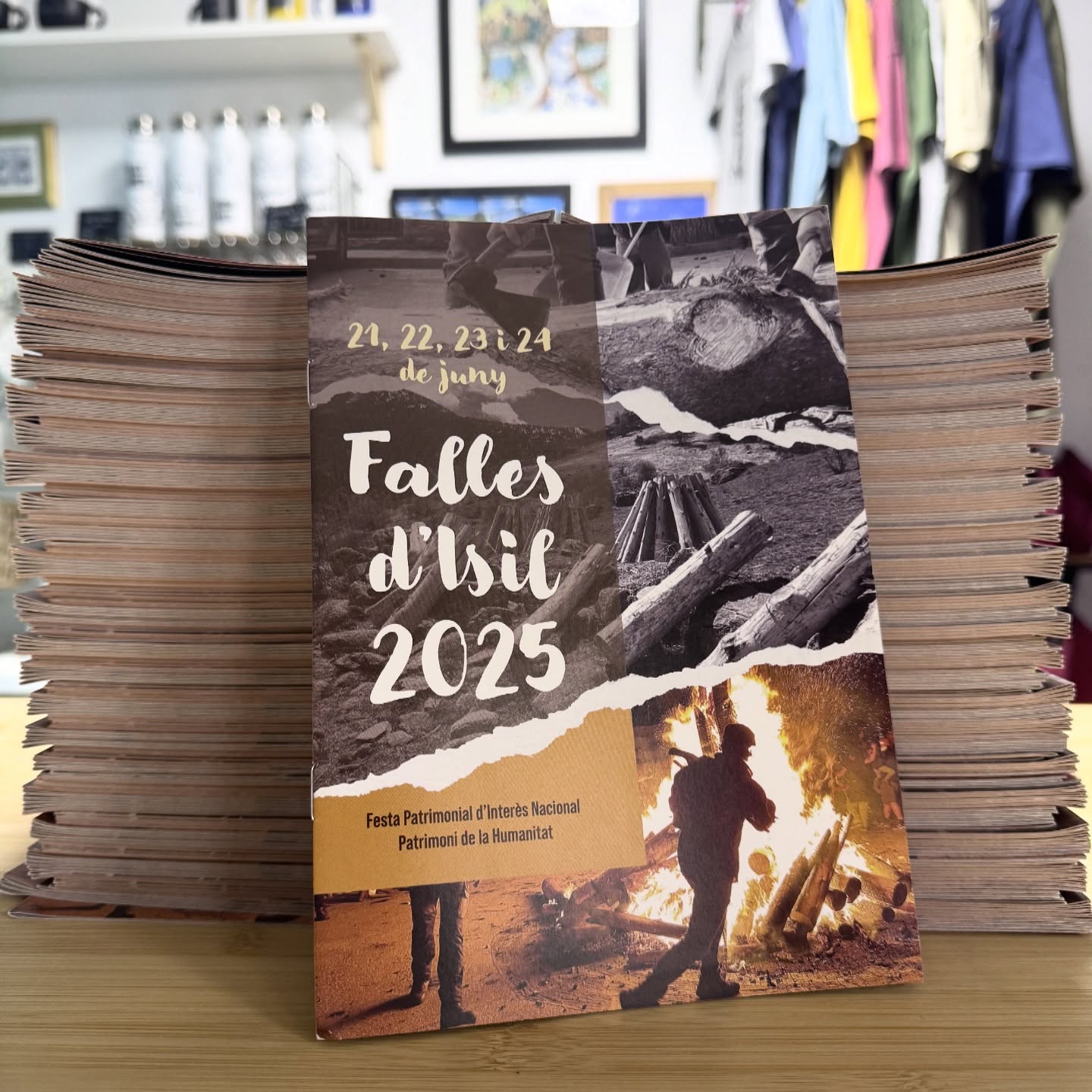 Ens veiem a Falles! ?
Com cada any, un munt de revistes de programació, uns quants tiquets de sopar, cartells i senyalització!
Un plaer treballar amb aquesta colla de bona gent de @fallesdisil, que fan una feinada immensa perquè la resta puguem gaudir de quatre dies plens de cultura, tradició, festa i jarana de la bona!
Som-hi, que això ja comença! ??
#pallarssobirà #pallarsjussà #altpirineuiaran #nautaran #valdaran #altàneu #esterridàneu #vallsdàneu #llavorsí #rialp #alins #baqueiraberet #espot #portainé #sort #lapobladesegur #tremp #gerridelasal #valldecardós #vallfarrera #salardú #vielha #tredos #arties #dissenygràfic #copisteria #impremta #serigrafia #retolació #merchandising