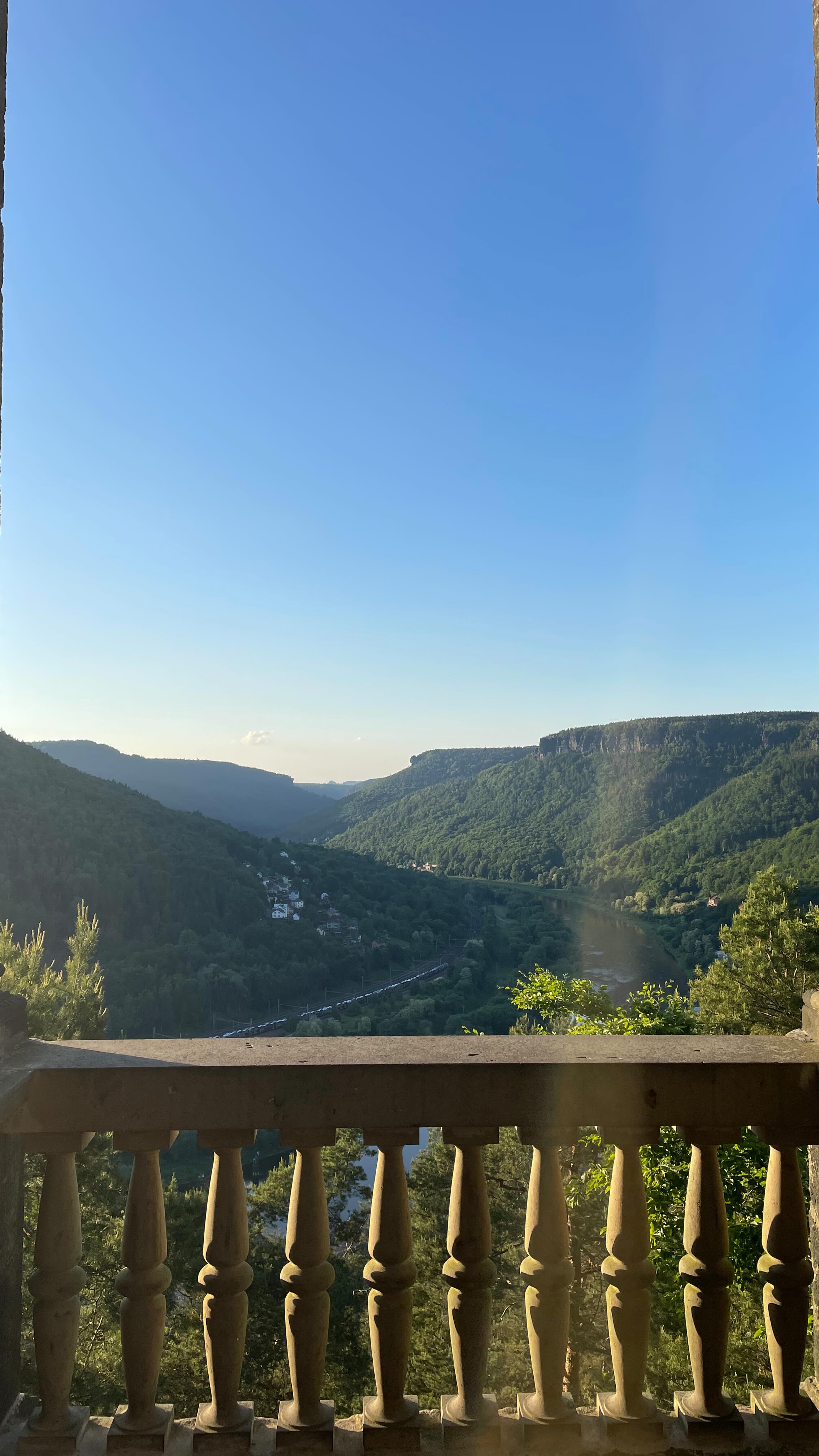 Ein Tipp für einen wunderschönen Abendspaziergang ✨
.
Nicht weit vom Hotel befindet sich diese einzigartige Felsaussicht. Die Elbwarte, oder Labská stráž genannt, ist ein Sandsteinpavillion aus den Jahren 1888 bis 1890 und Bestandteil des Nationalnaturschutzgebietes Kaňon Labe (Elbe Canyon) und befindet sich oberhalb von Děčin. Belohnt wird man mit einem traumhaften Blick über das Elbtal.
.
#albergotoscana #badschandau #sächsischeschweiz #böhmischeschweiz #českéšvýcarsko #saxonswitzerland #hiking #elbsandstein #boutiquehotel #visitchecrepublic #děčín #labskástráž #wandern