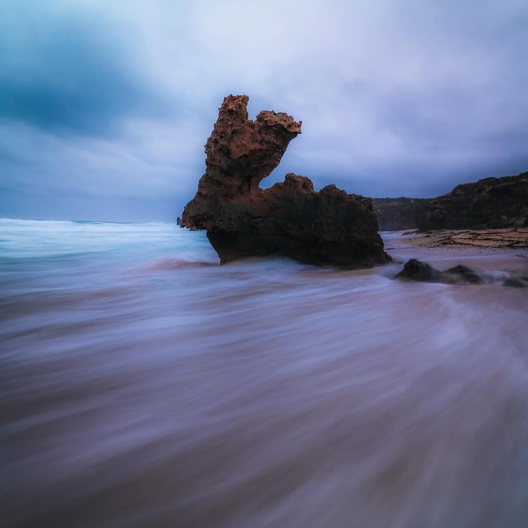 💨 On entamme le week-end avec une vague de fraîcheur.
Cette superbe image signée @therealbestone nous transporte en Australie, où le vent, l’écume et la roche se rencontrent dans une harmonie brute.
Grace à une pose longue parfaitement maîtrisée et l’utilisation de nos filtres Kase, le mouvement de l’eau devient une texture douce et fluide, contrastant avec la force minérale du premier plan.
Une belle démonstration de la puissance créative de la pose longue, quand elle est accompagnée des bons outils. 😉
📍 Australie
📸 Sony a7III
🎛️ F/7.1• 16 mm • 1/3s • 100ISO
🪟 Wolverine Revolution + CPL + ND64