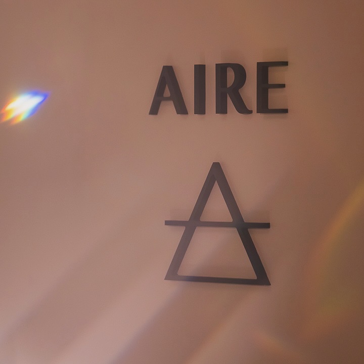 El elemento AIRE representa la conexión con lo sutil, lo invisible pero esencial. En nuestra nueva cabina AIRE, cada tratamiento está diseñado para ayudarte a soltar, fluir y elevar tu energía.Aquí, la belleza se siente ligera, la piel respira, y tú te reconectas con tu esencia desde la calma.
Respira profundo… estás en el lugar donde cuerpo, mente y alma se armonizan.#CabinaAIRE #BellezaHolística #RespiraBelleza #AIREbySEDATIO #EquilibrioYBienestar #EstéticaConAlma