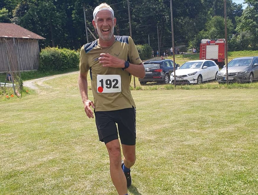 Herzlichen Glückwunsch an all unsere Sportler inklusive Kids die an diesem heissen WE alle mega abgeliefert haben🤩😎🥳 Beim Büscherltrail konnten sich alle Starter über einen Stockerlplatz freuen💪🏼👍
Gratuliation an unsere 🐉Triathleten Jürgen,Tom und Michi die auf der olympischen Distanz bestens abgeliefert haben!! Gratulation und Dank an unsere Bayronman-Staffel mit Apollo, Franz und Dominik🏊🚴🏻🏃🏻➡️🥳🙏🤩
Ein grossartiges Sportwochenende für Bayronman💪🏼 erholts eich guad- Countdown fürn U.TLW😅😉🍀