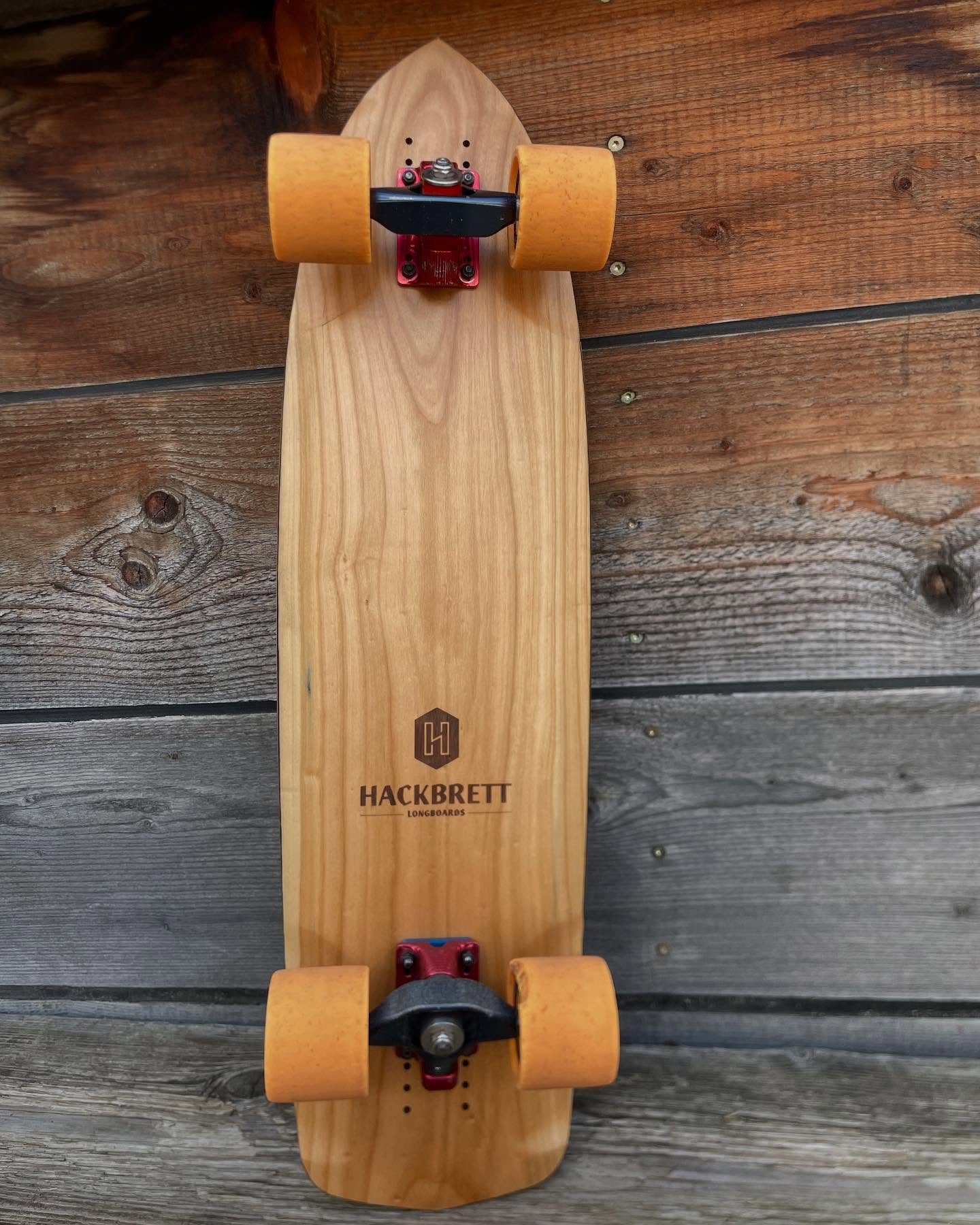 Ihr braucht n neues Downhill Brett mit minimalem Concave, Flex und Gewicht? Dann checkt mal die Semmel 2.0 aus. Das Brett haben wir zusammen mit Hack entwickelt um das Hackbrett Sortiment um ein modernes Race Deck zu erweitern und wir sind ziemlich zufrieden mit dem Ergebnis😌
.
Hack hat letztens 4 Stück hergestellt die im online Shop zu erwerben sind. Link gibt’s in der Bio. Checkts mal aus und supported uns und eine der ältesten Brettschmieden der Republik @hackbrettlongboards 🤘🏾
.
Produktbeschreibung:
„Die Semmel 2.0 ist ein modernes Downhill Brett bei dem keine Wünsche offen bleiben. Die Keule ist in enger Zusammenarbeit mit der @freiburgfreeridecrew entstanden mit einem klassischen Hackbrett Shape
Die Besonderheit bei diesem Brett ist, dass der Kern gefräst wird bevor die letzte Carbon Lage und das Topsheet aufgepresst werden. Dadurch bekommt das Brett eine aussergewöhnliche Steifigkeit und stabilität bei maximal großen Wheelwells.
Länge: 83cm
Breite: 23cm
Wheelbase Optionen von 48 bis 55,5cm
Material: Kirschbaum, Esche, Carbon“
.
.
#hackbrettlongboards #semmel2.0 #modernracedeck #downhilllongboard #downhillskateboarding #downhilllongboarding #freiburgfreeridecrew #communitybuilding #makedhskatinggreatagain