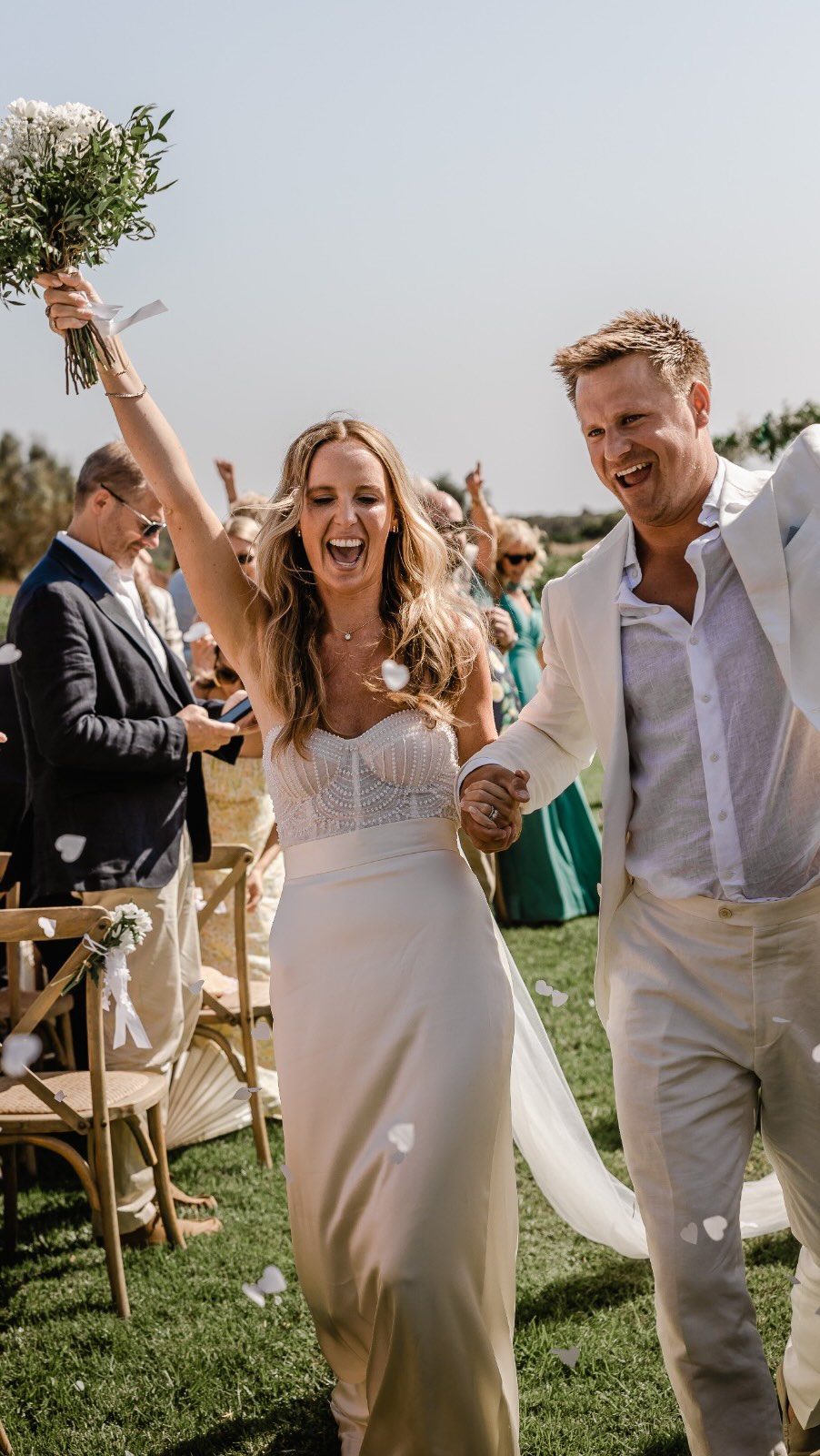 Bienvenidos a la boda de Tash & Ben, con bebé en camino✨ Fue un reto como fotógrafa de bodas en Mallorca pero estuve muy bien acompañada por Paz y Soni (mi segundo). El catering fue muy atento con la bebida y comida, y la pareja, staff e invitados siempre pendientes ☺️?.
Ahora solo queda esperar y… ¡nos vemos en Septiembre ❤️!
Foto: @priscalagunaphotographer
Video: @quatrelemens
Maquillaje: @makeupbylaurenmallorca
Finca: @fincagomera
Catering y organización: @totapunteventscatering
DJ: @lomusic.es
? www.priscalagunaphotographer.com
#WeddingPhotographerMallorca #WeddingDay #MallorcaPhotographer #PriscaLagunaPhotographer #MajorcaPhotographer #FotografoBodaMallorca #FincaGomera #MallorcaWeddingDestination