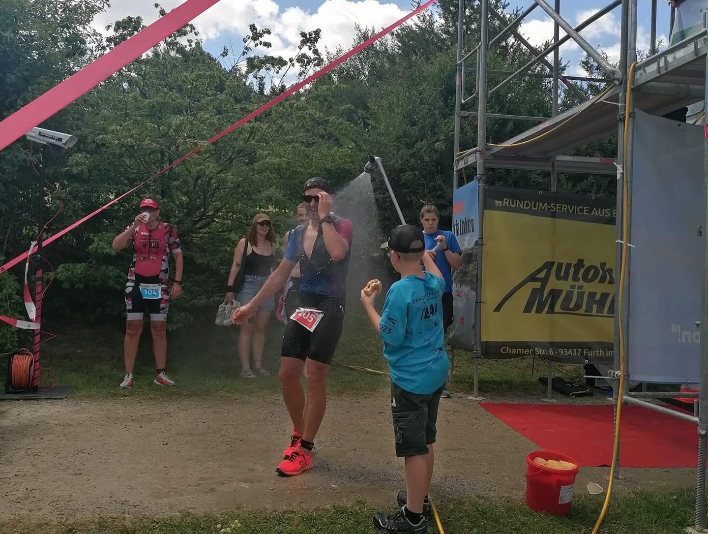 Herzlichen Glückwunsch an all unsere Sportler inklusive Kids die an diesem heissen WE alle mega abgeliefert haben🤩😎🥳 Beim Büscherltrail konnten sich alle Starter über einen Stockerlplatz freuen💪🏼👍
Gratuliation an unsere 🐉Triathleten Jürgen,Tom und Michi die auf der olympischen Distanz bestens abgeliefert haben!! Gratulation und Dank an unsere Bayronman-Staffel mit Apollo, Franz und Dominik🏊🚴🏻🏃🏻➡️🥳🙏🤩
Ein grossartiges Sportwochenende für Bayronman💪🏼 erholts eich guad- Countdown fürn U.TLW😅😉🍀