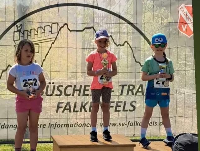 Herzlichen Glückwunsch an all unsere Sportler inklusive Kids die an diesem heissen WE alle mega abgeliefert haben🤩😎🥳 Beim Büscherltrail konnten sich alle Starter über einen Stockerlplatz freuen💪🏼👍
Gratuliation an unsere 🐉Triathleten Jürgen,Tom und Michi die auf der olympischen Distanz bestens abgeliefert haben!! Gratulation und Dank an unsere Bayronman-Staffel mit Apollo, Franz und Dominik🏊🚴🏻🏃🏻➡️🥳🙏🤩
Ein grossartiges Sportwochenende für Bayronman💪🏼 erholts eich guad- Countdown fürn U.TLW😅😉🍀