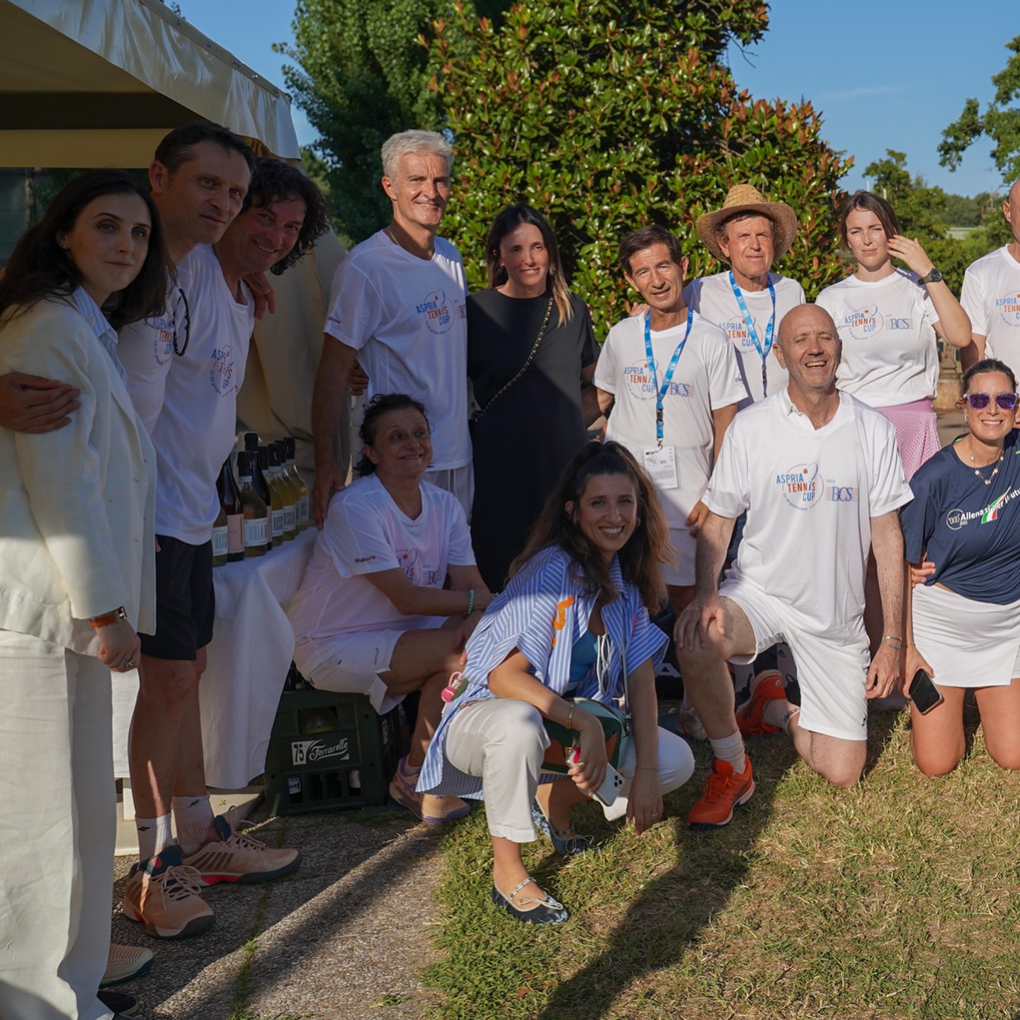 In occasione del torneo Media & Manager, all’interno dell’Aspria Tennis Cup – Trofeo BCS, Lanieri ha premiato due vincitori con un dono speciale: due abiti sartoriali di alta qualità, simbolo di eleganza, stile e artigianalità italiana. Un riconoscimento che unisce il valore dello sport a quello del saper fare, con un tocco su misura. 👔✨ Grazie a Lanieri per aver portato il fascino della sartoria nel cuore del tennis!
@lanieriofficial
#aspriatenniscup