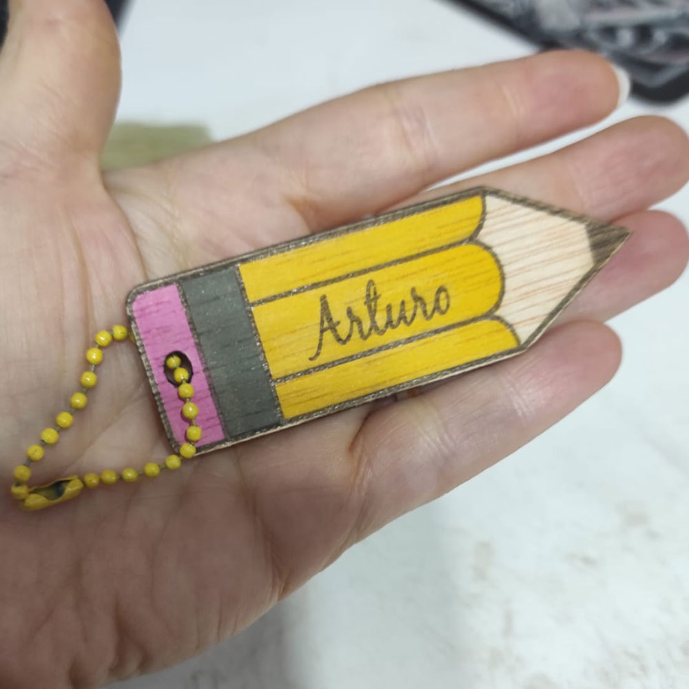 Hace un tiempo tuve la oportunidad de crear unos regalos muy especiales para unos clientes que querían agradecer a los profesores de sus hijos por todo el cariño, la paciencia y la dedicación que han tenido con ellos durante el curso.
Eligieron detalles personalizados en madera, hechos con mimo y pensados para emocionar. Porque cuando se trata de agradecer de verdad, lo mejor es regalar algo que hable desde el corazón.
Estos detalles no son solo objetos, son pequeños homenajes llenos de significado. Cada uno fue diseñado de forma personalizada, pensando en la persona a la que sería entregada.
Me encanta formar parte de estos momentos, en los que un regalo se convierte en un «gracias» sincero. Porque los profes merecen que se les reconozca su labor, y qué mejor que hacerlo con un detalle único, artesanal y lleno de emoción.
¿Y tú, tienes alguna idea para agradecer a esa persona especial ?