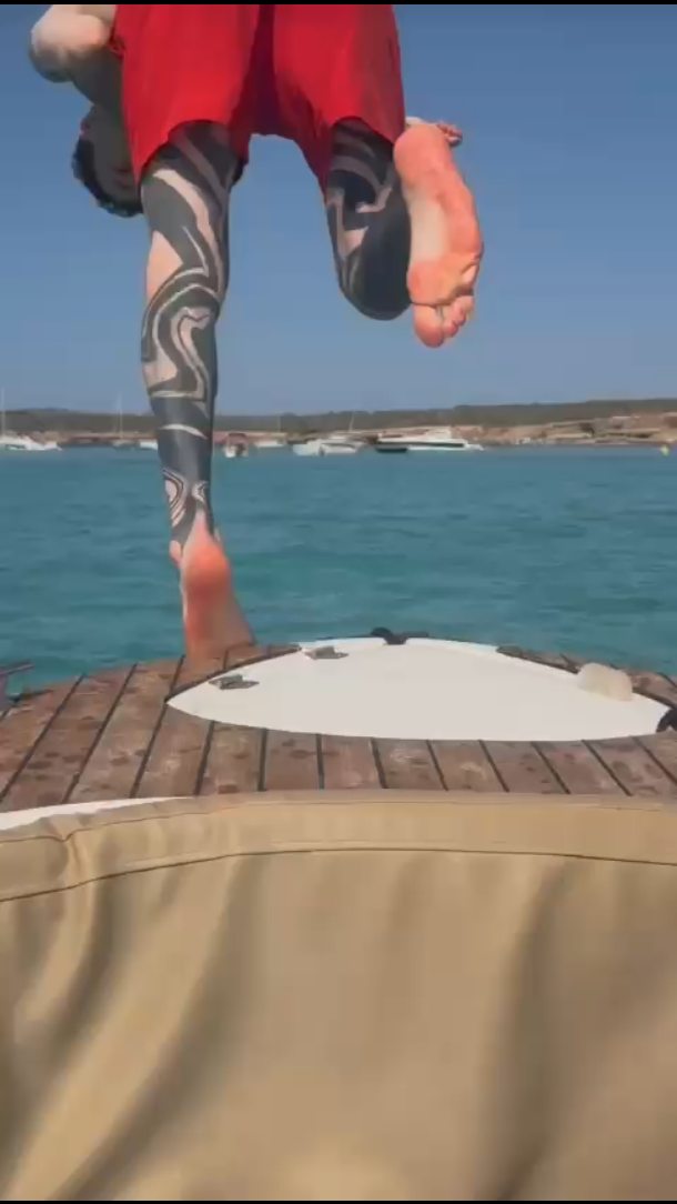 ¿A qué huele...? A verano y lo sabemos porque nuestro olfato es muy fino.
? ¡Olor fresco, salado y húmedo del mar! Brisas que te refrescan el cuerpo.
? Fragancias naturales: Romero, pino, tomillo...que nos envuelven en la isla.
✨ Vayas por donde vayas, IBIZA huele a verano.
♥️ ¡Mil gracias SERGE por este vídeo!
__________________________________
? What does it smell like...? It's summer and we know it because our sense of smell is very fine.
? Fresh, salty, wet smell of the sea! Breezes that cool your body.
?Natural fragrances: rosemary, pine, thyme...that surround us on the island.
✨ Wherever you go, IBIZA smells like summer.
Thank you so much SERGE for this video!
#ibiza #santaeulália #ibizalove#waterbaby #sand #boatsibiza #beachibiza #calacompte #calabassa #veranoibiza #barcosibiza #islabonita