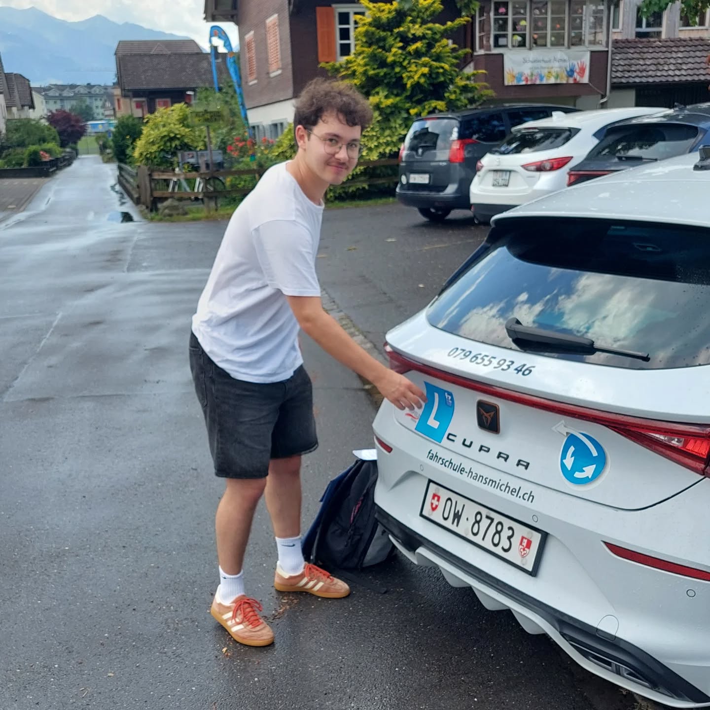 Das L ist Geschichte!
Lieber Jari wir gratulieren dir zur erfolgreich bestandenen Autoprüfung.
Viel Spass beim Fahren, allzeit gute Fahrt.