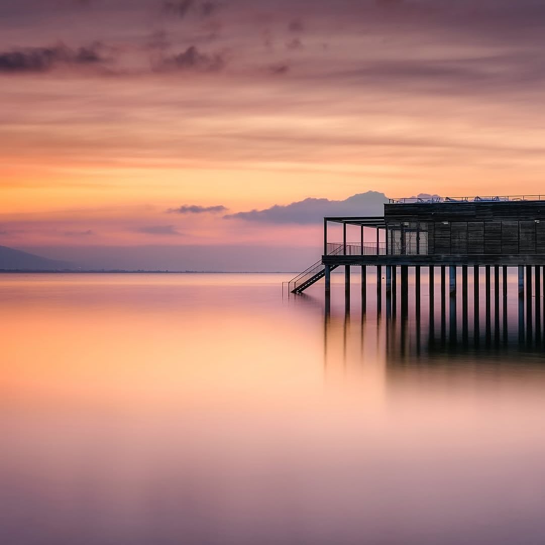 Dans cette scène minimaliste, le temps s’allonge pour laisser place aux nuances : les violets glissent sur l’eau, les jaunes effleurent l’horizon, et l’ombre des piliers s’étire comme un écho graphique.
Le filtre ND adoucit les mouvements, lorsque dans le même temps le filtre GND assure une transition fluide entre le ciel et le lac, sans écraser les contrastes.
Une photographie ou tout repose sur la précision, la patience et le regard juste. 👏 @robert.freytag.landscapes
📍Bregenz, Autriche
📸 Nikon Z7
🎛️ f/8 • 30mm •20s •64ISO
🪟 ND 64 + 1 GND
#teamkase #kasefiltersfrance #kaseglobal #kasefiltersglobal #longexposhots #longexposureshots #longexposurephotography #poselongue #gndfilters #kasendfilters #ndfilters
@kaseglobal
