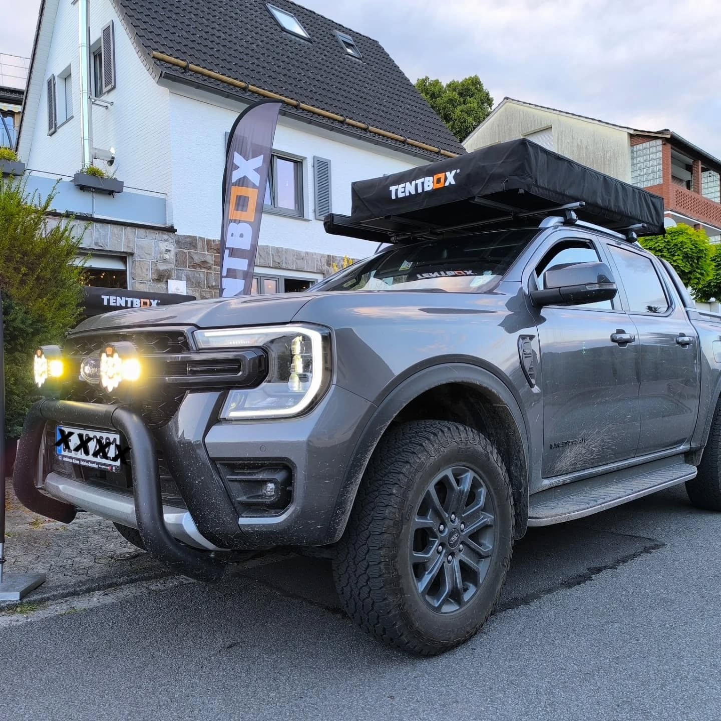 Heute war Offroad-Fahrzeug-Tag bei Dachzelt Sauerland ???
Zwei Tentbox Lite XL haben heute ihr neues Zuhause gefunden ?️❤️
Abenteuer? Check ✔️
Spaß? Doppel-Check ✔️✔️
Montage? Wie immer kein Problem bei uns ??
Wir wünschen viele tolle Erlebnisse und staubige Pisten! ?
#DachzeltSauerland #OffroadLiebe #TentboxXL #MontageMitSpaß #campingabenteuer #tentbox #sauerland