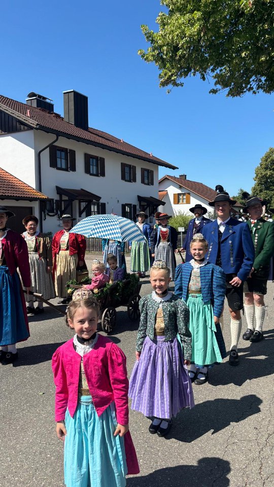 Heute zum Tag der Tracht ein Rückblick auf unseren Tag gestern beim Lechgaufest in Rott! Schön war’s bei bestem Wetter. ?
#TagDerTracht #Trachtenverein #Spielmannszug #Fahnenabordnung #Gaufest #Festumzug #Tradition #Gaudi