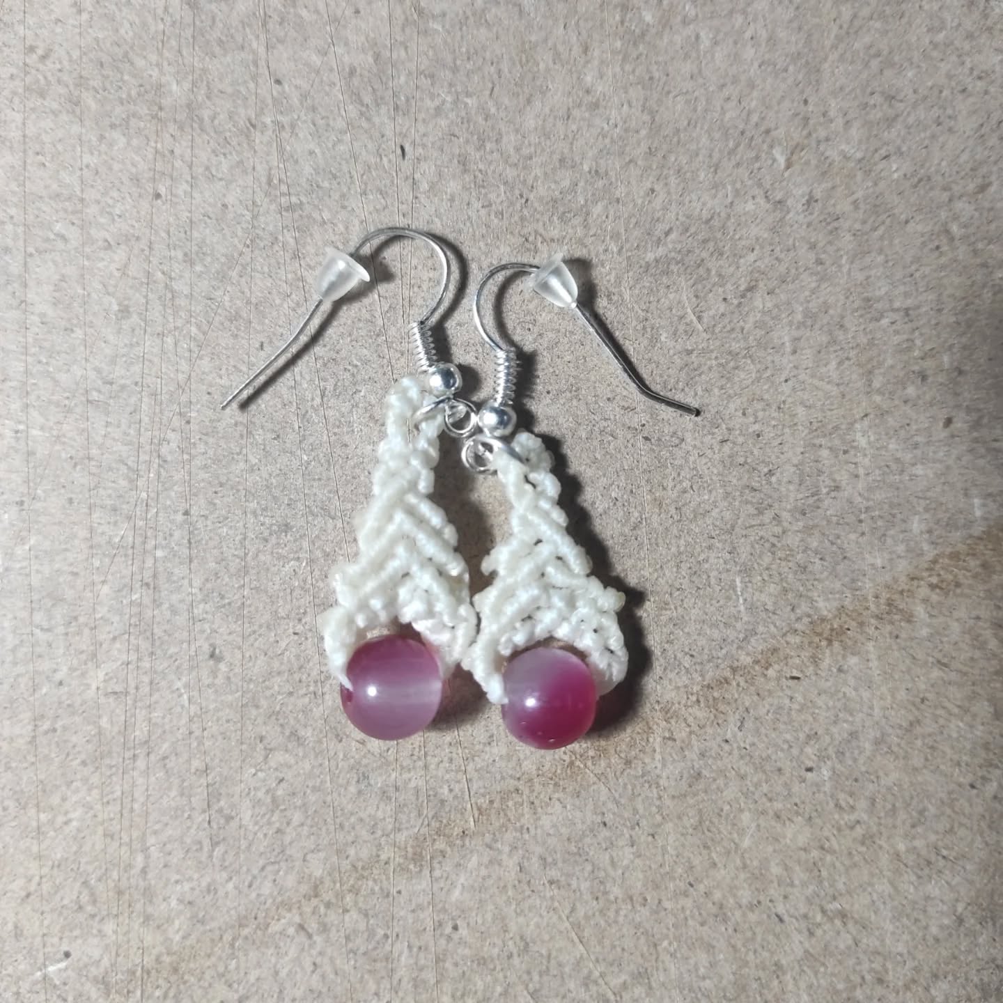 Probando ideas nuevas en macramé. ¿Qué os parecen como pendientitos de verano? En breve subiré post a la web explicando un poco de esta técnica, que la verdad, me está encantando 🥰