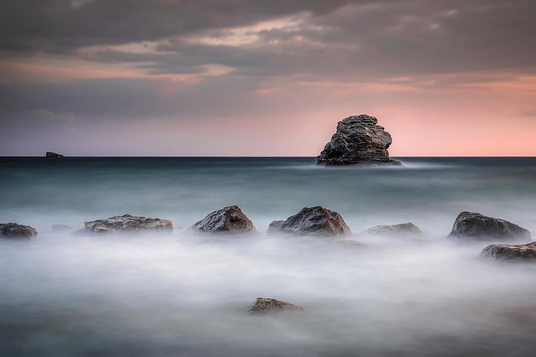 Cette sublime photo prise par @dougiepaine_photo illustre tout le potentiel de la pose longue combinée à nos filtres Kase.
Grâce à la combinaison d’un ND64 et d’un CPL, le mouvement s’estompe pour laisser apparaître une surface lisse, presque vaporeuse. Le ciel, quant à lui, conserve ses dégradés subtils, du gris orageux aux reflets chauds du soleil couchant.
💡La pose longue ne fige pas, elle révèle. Elle simplifie une scène pour en extraire l’essentiel, lumière, couleurs, contraste en parfait équilibre.
📸 @dougiepaine_photo
🪟 Kase ND64 + CPL
@kaseglobal #teamkase #kasefiltersfrance #kaseglobal #kasefiltersglobal #longexposhots #longexposurephotography #longexposureshots #kasend #kasecplfilter #cplfilter #ndfilter
