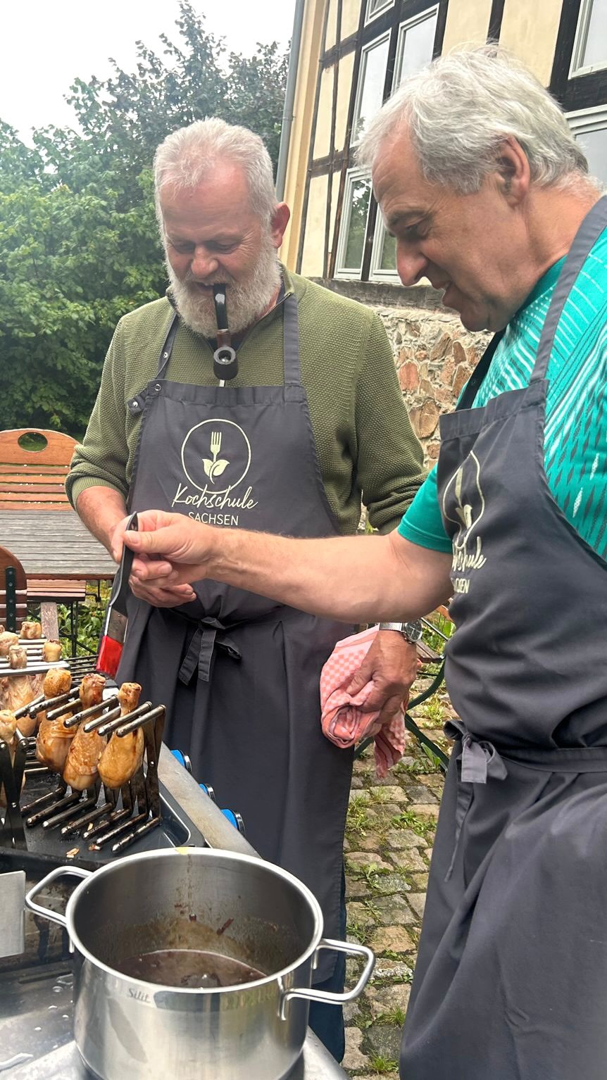 So schmeckt der Sommer - Grill-Gaumenfreuden Deluxe ???
Was für ein köstlicher Abend! Unser Kurs „Grill-Gaumenfreuden Deluxe“ unter der Anleitung von Koch Jens wurde zu einem echten Fest für alle Sinne! Umgeben von rauchigen Aromen bereiteten unsere Teilnehmenden ein köstliches Vier-Gänge-Menü zu und konnten dabei jede Menge Neues dazulernen! ?
Gleich der erste Gang sorgte für Begeisterung mit Biss: Chicken Drumsticks mit Honig-Bier-Glasur – außen knusprig, innen saftig und voller Geschmack. Ein perfekter Einstieg, der Lust auf mehr machte! Danach kam ein echtes Highlight auf den Teller: Pulled Duck auf Brioche mit gegrillten Chili-Pflaumen. Die zarte Ente, kombiniert mit der fruchtig-scharfen Würze der Pflaumen, konnte selbst erfahrene BBQ-Fans überraschen. Als Hauptgang folgte ein Klassiker in Perfektion: Roastbeef, im Ganzen gegart und serviert mit frischem Chimichurri, gegrillten Süßkartoffeln und einem knackigen Salat. Den süßen Schlusspunkt setzte ein exotisches Dessert: Marinierte Ananas vom Grill mit einer Kugel Vanilleeis und frischer Minze – ein Nachtisch, der Sommerlaune auf den Teller brachte! ?️??
Ihr wollt mitschlemmen? Dann seid schnell und sichert euch euren Platz im nächsten Kochkurs:
?? www.kochschule-sachsen.de
☎️ 0174/ 2894035
✉️ verkauf@kochschule-sachsen.de
#kochschulesachsen #kochkurs #kochenlernen #grillen #gaumenschmaus #chicken #cooking #waldenburg #kocheninsachsen #pulledduck