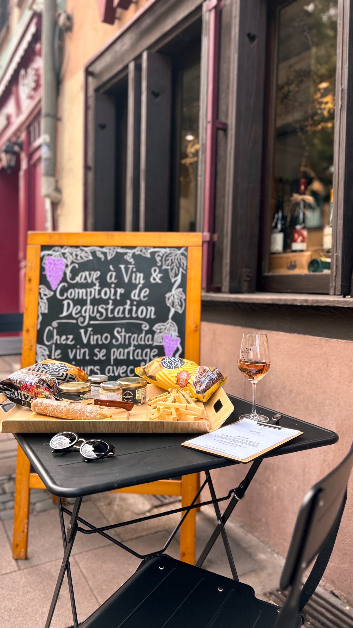 Le meilleur des producteurs alsaciens, vous le retrouvez chez Vino Strada Krutenau ??
Une sélection fine de terrines, bocaux de saison, charcuteries, fromages, tartinades ! Des produits authentiques et locaux, à partager selon l’envie ?
Les fromages de chez @lacloche_boutiques
Le pâté de campagne et rillettes de porc de la @fermedelacoccinelle
Les chips de la @biscuiterie_albisser
Mais aussi :
Les tartinades de l’Arbocal
Le saucisson et saucisse à croquer de la Ferme Goettelmann
Les rillettes de truite des Sources du Heimbach
Vous choisissez quoi ? ?
?Vino Strada Krutenau
20 rue des Bouchers
Mardi-Jeudi 14h-20h
Vendredi 14h-22h
Samedi 10h-22h
#cavistestrasbourg #vinostradastrasbourg #vinostrada #winelover #caveavinstrasbourg #strasbourg #caviste #vinostradacaves #comptoiramanger #degustation #producteursalsaciens
L’abus d’alcool est dangereux pour la santé, à consommer avec modération.