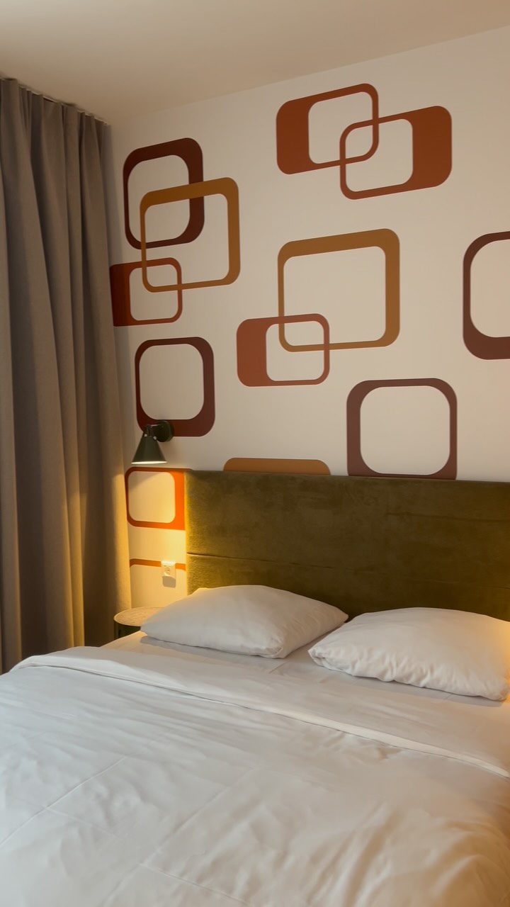 Zimmer-Rundgang gefällig?
So sieht’s aus, wenn smart wohnen auf stylisch trifft.
Kitchenette? Check.
Gemütliches Bett? Check.
Alles ready für deinen Kurz- oder Langzeitaufenthalt? Na klar.
Aktuell sicherst du dir noch bis zu 30 % Rabatt bei deiner Buchung. Und wer so viel spart, kann sich ruhig noch was Feines mit aufs Zimmer nehmen. ? (Moët, anyone?)
Also: Jetzt buchen, später freuen und einer der Ersten sein, der in das HUB St. Georg einzieht.
#weileseinhubist