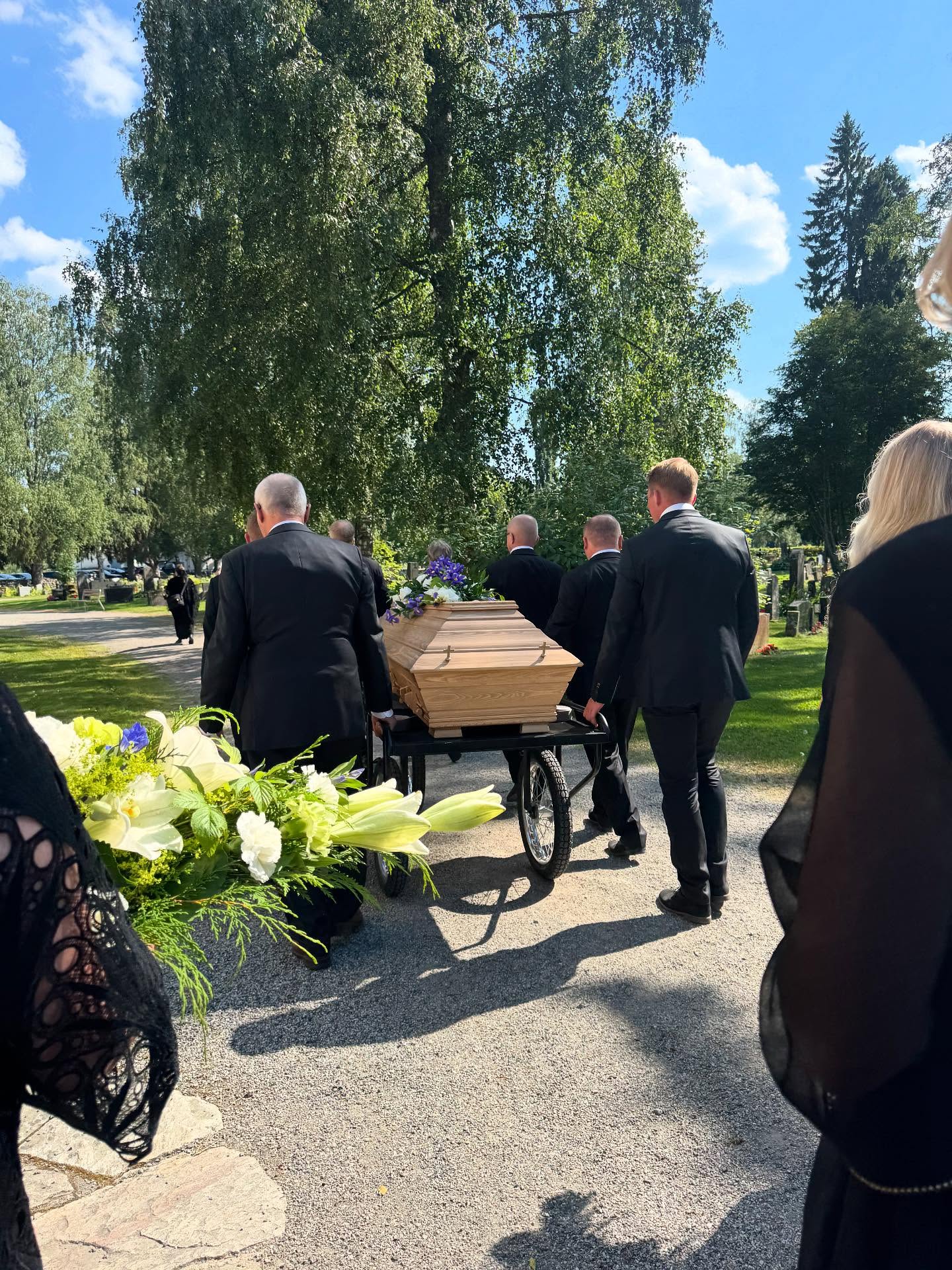 Yrityksemme perustaja, isä, ukki, isoukki on tänään siunattu viimeiselle matkalleen läheisten, sukulaisten ja ystävien kesken.
Meillä nuoremmilla sukupolvilla on vielä reilusti vuosia matkaa Puumannin ikään.
Kiitos kaikille suruun osaa ottaneille. ???