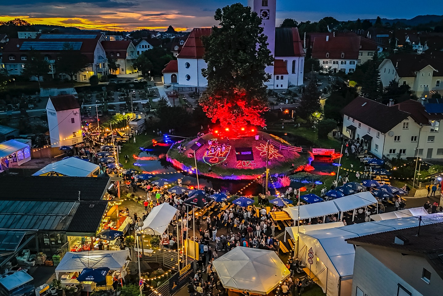 Wir möchten herzlich Danke sagen allen die dazu beigetragen haben, unser Lichterfest am Inselweiher zu einem vollen Erfolg zu machen. 🎆🎇🎆
Unser Dank gilt vor allem der @gartenbau_neumair, @toepferbabywelt , @4voices_kultzudritt_ , Bäckerei Dedler mit Inhaber Thorsten Arbter, @veranstaltungstechnik_notz , @metzgerei_hoebel und @hausmetzgerei_unsoeld , dem @weingutdreikoenigshof aus Kempten, Bingen am Rhein, der Brauerei @zoetlerbier, @hauser.getraenke.aichstetten und Forum @dietmannsried.de.
Bedanken möchten wir uns auch bei allen Nachbarn im Umkreis des Inselweihers.
Ein ganz besonderes Dankeschön geht an alle Besucher des Lichterfestes! Wir hoffen, es hat Ihnen gut gefallen und freuen uns auf das nächste Mal! 🎉🎉🎉