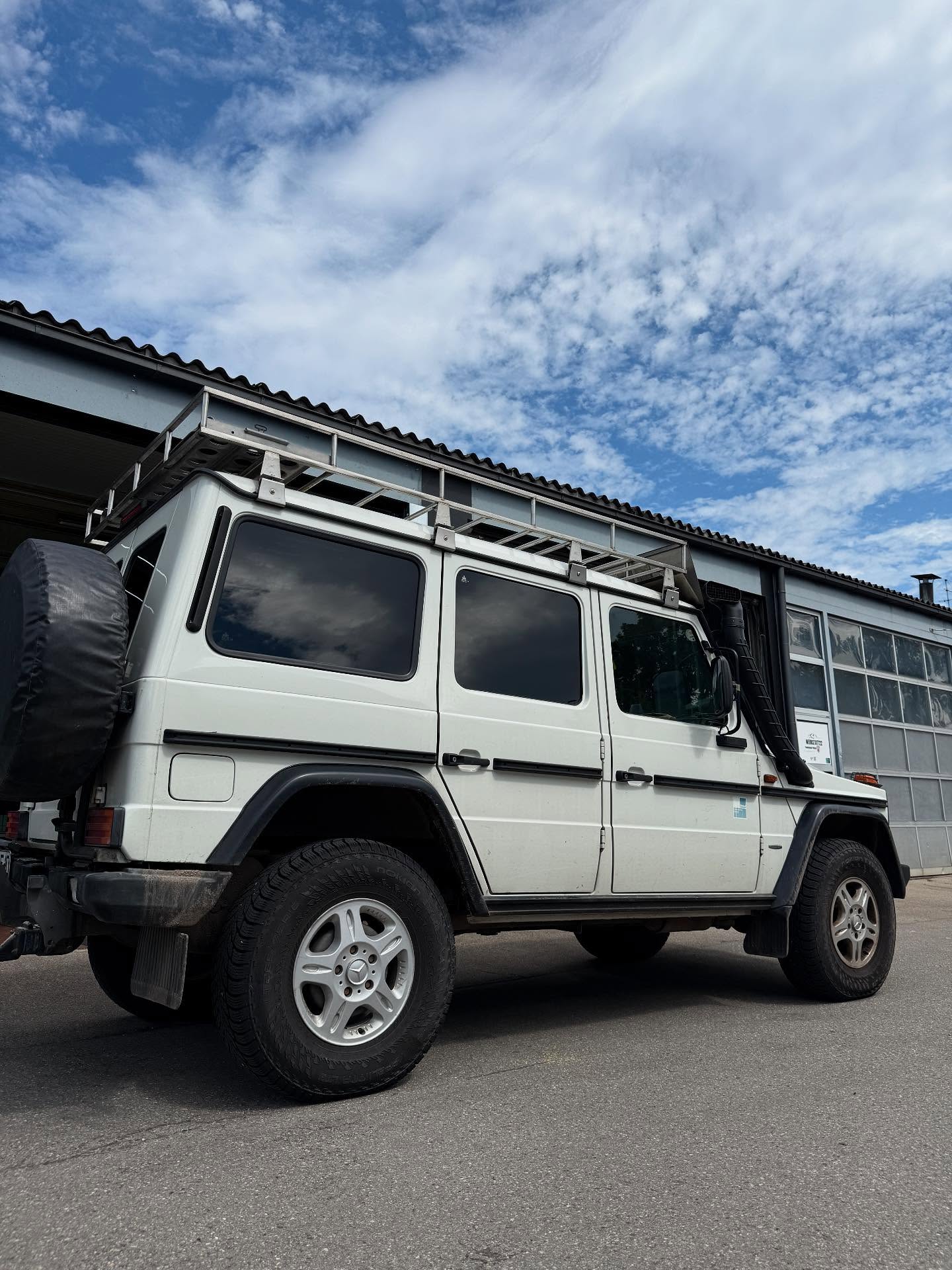 „Seit langem mal wieder gemacht – Ausnahmen bestätigen die Regel!“ - weil wirs können?
Normalerweise seit längerem eher selten bei uns, aber diesmal gab’s wieder eine Scheibentönung – und das Ergebnis kann sich sehen lassen: mehr Privatsphäre, Sonnenschutz und ein cooler Look.
irgendwann gibts bestimmt mal wieder ne Ausnahme - weils halt auch eher lässig aussieht☺️
#cardesign #scheibentönung #mercedes #gklasse #g #fahrzeugfolierung #tinting #windowtinting #mediambo #medienambodensee #werbetechnik #grafikdesign #lindau