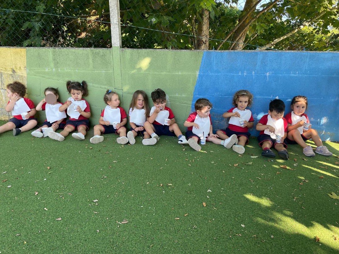 ? ¡Picnic en el parque!
Nos llevamos la merienda, nos sentamos en el césped y lo pasamos genial.
Comimos, jugamos, corrimos y hasta encontramos alguna que otra piedra “súper especial” ??
¡Qué bien se está al aire libre!