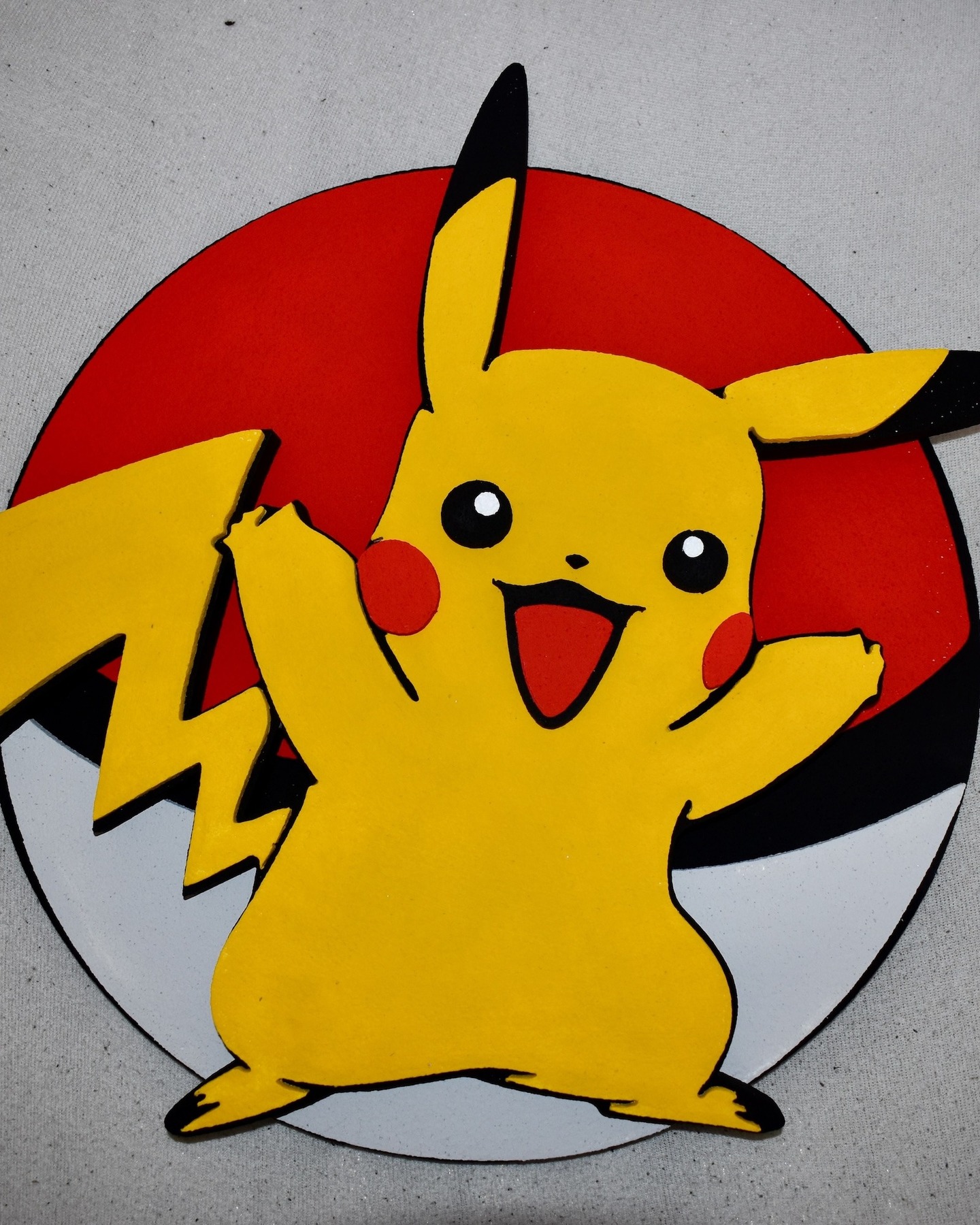 Pikachu, omiljeni Pokémon brojnih generacija! Zidna dekoracija velikih dimenzija (približno 50x50cm) izrađena od stiropora velike tvrdoće. Precizno isečena kompjuterski upravljanom mašinom, ručno obojena višeslojnim premazima akrilnim bojama i sastavljena u pet nivoa koji joj daju 3D izgled. Idealno za dečije sobe ili one posebne kutke za odmor i zabavu.
#pikachu #pokèmon #pokemonart #zidnedekoracije #decijesobe #uredjenjestana #igraonica #rodjendaonica #3dreklame #reklame #natpisi #3dslova #dekoracija #dekoracijaenterijera #dekoracijaproslava #brendiranje #brendiranje #scenografija #firma #kompanija #logo #svetlecareklama #enterijer #poslovniprostor #cncsecenje #stiropor #stiropordekoracije