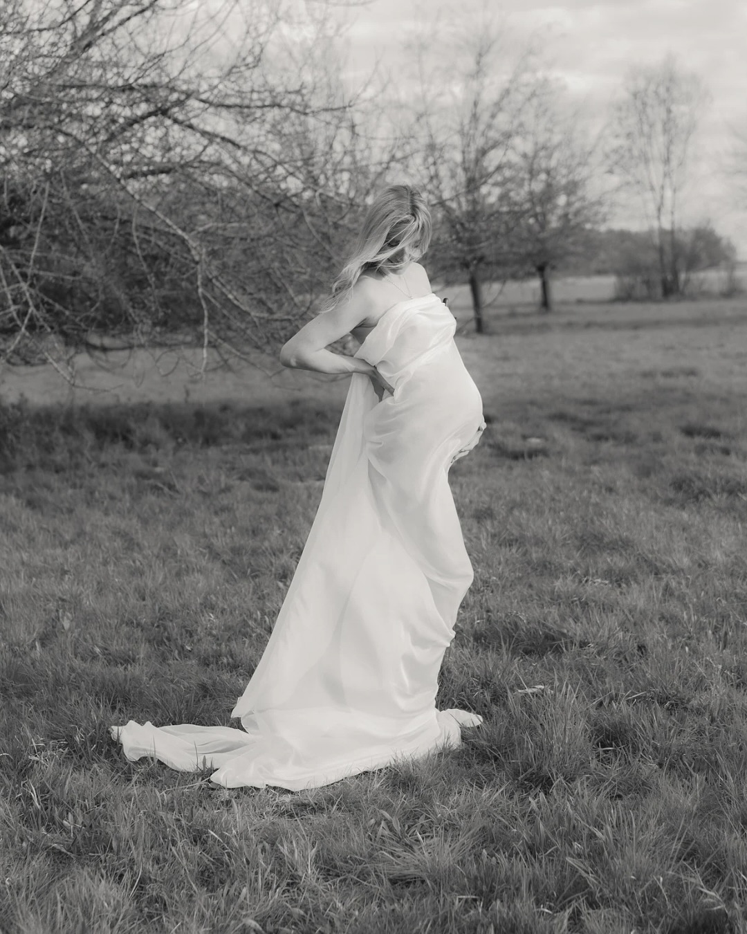 Schwangerschaftsshooting ?
Eine Zeit voller Vorfreude, Liebe und leiser Wunder ✨
Ich liebe es, diesen besonderen Zauber für euch festzuhalten – ganz egal, ob mit fließendem Tuch im Sonnenuntergang oder in ruhiger, intimer Studioatmosphäre.
Jede werdende Mama strahlt auf ihre ganz eigene Art – und genau das fange ich für euch ein. ?
Tipp: Meldet euch am besten so früh wie möglich, damit wir ganz entspannt planen und euren Wunschzeitraum sichern können. ?
Ich freue mich darauf, eure besondere Zeit in liebevollen Erinnerungen festzuhalten!
Welches gefällt euch besser ? Mit oder ohne Blure Effekt?
#pregnant#schwangerschaft#schwangerschaftsfotografie#schwangerschaftsshooting#schwangerschaftsbauch#schwanger#pregnantbelly#pregnancybelly#untermeitingen#schwabmünchen #augsburg#landsberg#landsberg_am_lech#bavaria#pregnancy#pregncyphotography#pregnancyphotoshoot#allgäu#munich#germany#fotostudio#babybauchfotoshooting#babybauchfotos#babybelly#babybauchfotografie#babybauchwächst