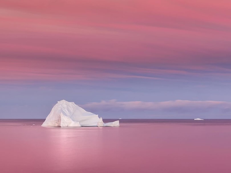 ✨Quand la technique et la lumière s’unissent ✨
Sous les ciels roses du Groenland, un ciel immobile flotte sur une mer lissée par le temps.
Le secret derrière cette douceur ?
💠 un filtre ND pour prolonger la pose et adoucir chaque mouvement de l’eau.
💠 un filtre GND pour équilibrer la luminosité intense du ciel polaire avec la blancheur délicate de la glace.
Ensemble ils révèlent la palette naturelle de la scène, sans trahir ses couleurs, pour un rendu à la fois précis et onirique.
Résultat : Une image où la technique disparaît derrière la beauté pure du moment.
Un grand merci à @manfred.zobrist.landscapes pour cette vision suspendue.
📍Qeqertarsuaq, Groenland 🇬🇱
📸 Fuji GFX100
🎛️ f/16 • 100mm •60s • ISO100
🪟ND 3.0 et GND 0.9
—
#teamkase #kasefiltersglobal #kasefiltersfrance #longexposures #groenland #icebergs #naturephotos #longexposurephotography #longexposhots #ndfilter #gndfilter #kasendfilters #kasegndfilters