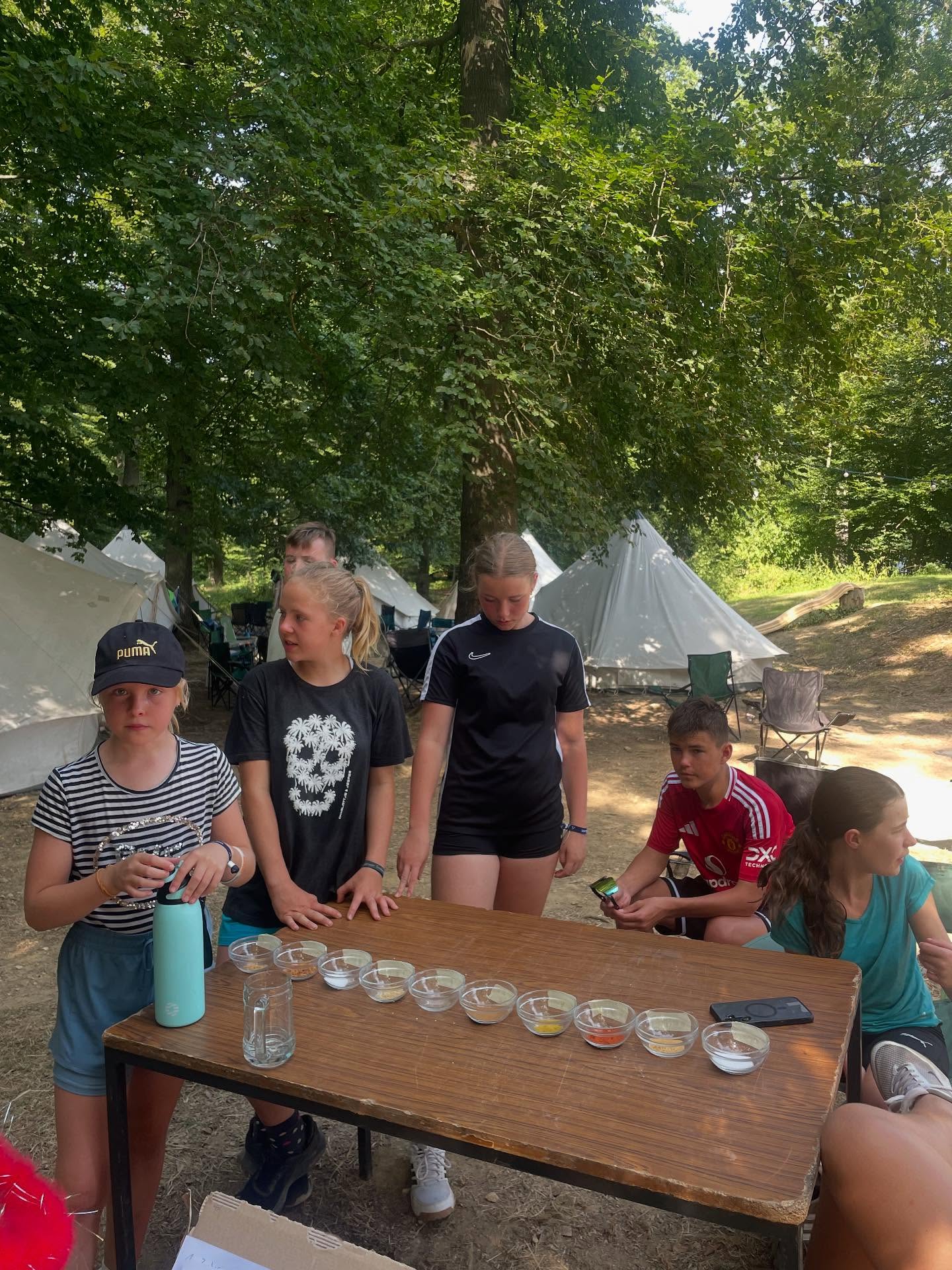 Ein paar Highlights aus den letzten Lagertagen 🏕️☀️
Am Montag haben wir eine Wanderung ins Schwimmbad unternommen – bei strahlendem Sonnenschein ☀️
Am Dienstagvormittag standen unsere Lagerolympischenspiele auf dem Programm. Dabei mussten die Kinder spannende und witzige Aufgaben meistern, die sich die Betreuer ausgedacht hatten. 🏅
Am Nachmittag wurde es bunt: Die Zelte bekamen selbstgemalten Schilder 🎨
Ein rießen Dankeschön an @raiffeisenmarkt.senden für die großzügige Kartoffelspende 🥔