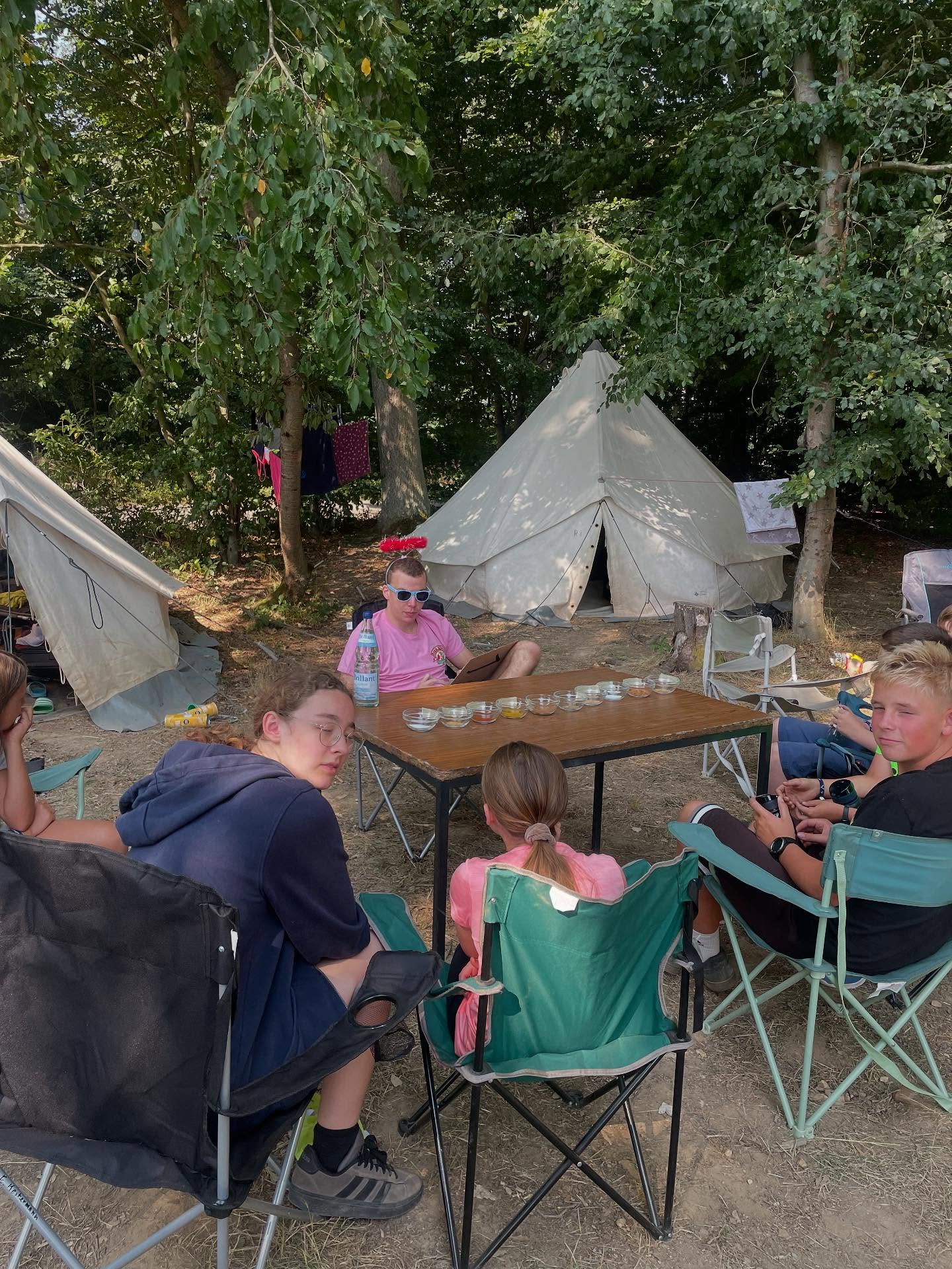 Ein paar Highlights aus den letzten Lagertagen 🏕️☀️
Am Montag haben wir eine Wanderung ins Schwimmbad unternommen – bei strahlendem Sonnenschein ☀️
Am Dienstagvormittag standen unsere Lagerolympischenspiele auf dem Programm. Dabei mussten die Kinder spannende und witzige Aufgaben meistern, die sich die Betreuer ausgedacht hatten. 🏅
Am Nachmittag wurde es bunt: Die Zelte bekamen selbstgemalten Schilder 🎨
Ein rießen Dankeschön an @raiffeisenmarkt.senden für die großzügige Kartoffelspende 🥔