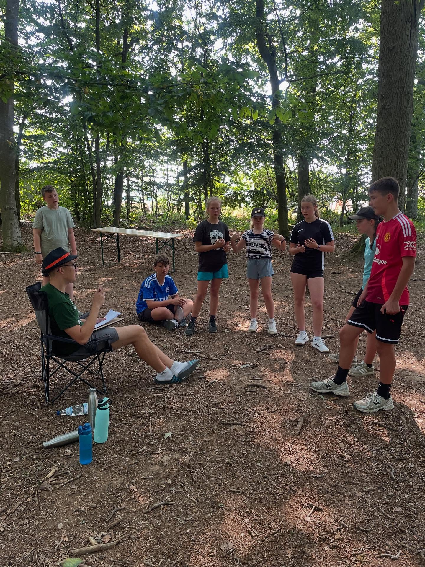 Ein paar Highlights aus den letzten Lagertagen 🏕️☀️
Am Montag haben wir eine Wanderung ins Schwimmbad unternommen – bei strahlendem Sonnenschein ☀️
Am Dienstagvormittag standen unsere Lagerolympischenspiele auf dem Programm. Dabei mussten die Kinder spannende und witzige Aufgaben meistern, die sich die Betreuer ausgedacht hatten. 🏅
Am Nachmittag wurde es bunt: Die Zelte bekamen selbstgemalten Schilder 🎨
Ein rießen Dankeschön an @raiffeisenmarkt.senden für die großzügige Kartoffelspende 🥔