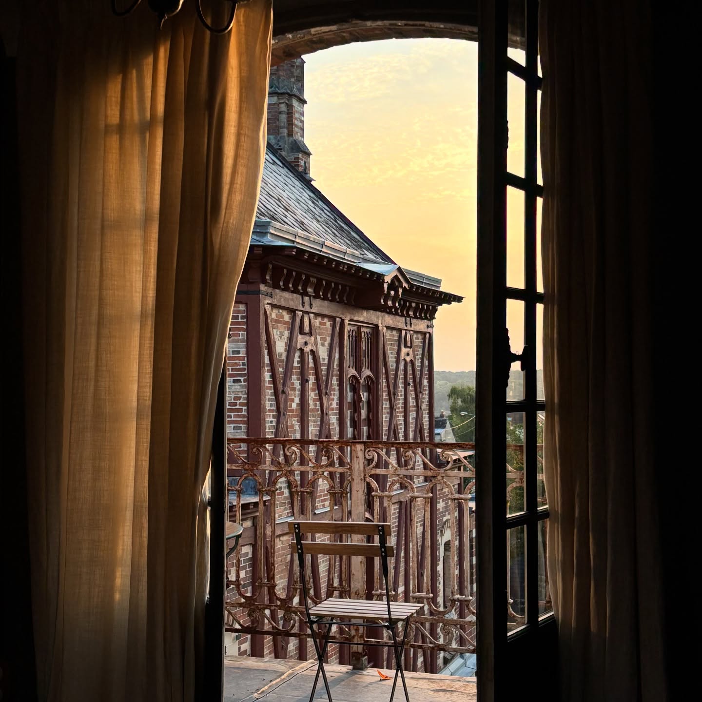 Qui n’a pas rêvé de dormir dans la chambre d’un personnage illustre, de dîner à sa table avec ses couverts, d’écouter la musique qu’il aimait en contemplant les toiles, les dessins, les objets qui faisaient son quotidien ? C’est cette expérience rare que le Château de Rosa Bonheur propose de faire vivre à ses hôtes...
#rosabonheur #chateaurosabonheur #museerosabonheur #chambreshotes #bnb #bedandbreackfast #tourisme #musee