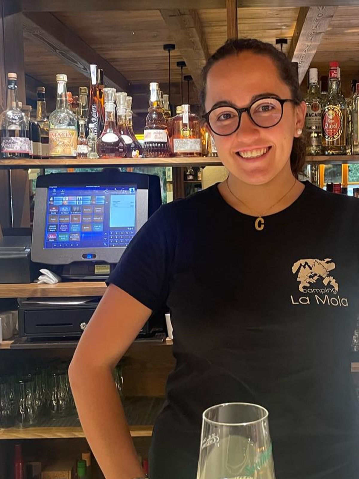 La guapa de la @crissmailin ensenya lo bé que ha quedat la nova roba laboral del @campinglamola ?
Negre, crema i verd per manteniment, recepció i restaurant. Elegants, còmodes i fent lluir marca! ?✨
#pallars #espot #altpirineu #turismepallarssobira #instapallars #lopallars #igpallars #pirineus #visitcatalonia #catalunya #turisme #descobreixcatalunya #catalunyaexperience #turismecatalunya #natura #paisatgesdecatalunya #catalonia #igerscatalunya #catalunyafotos #disseny #design #serigrafia #robalaboral